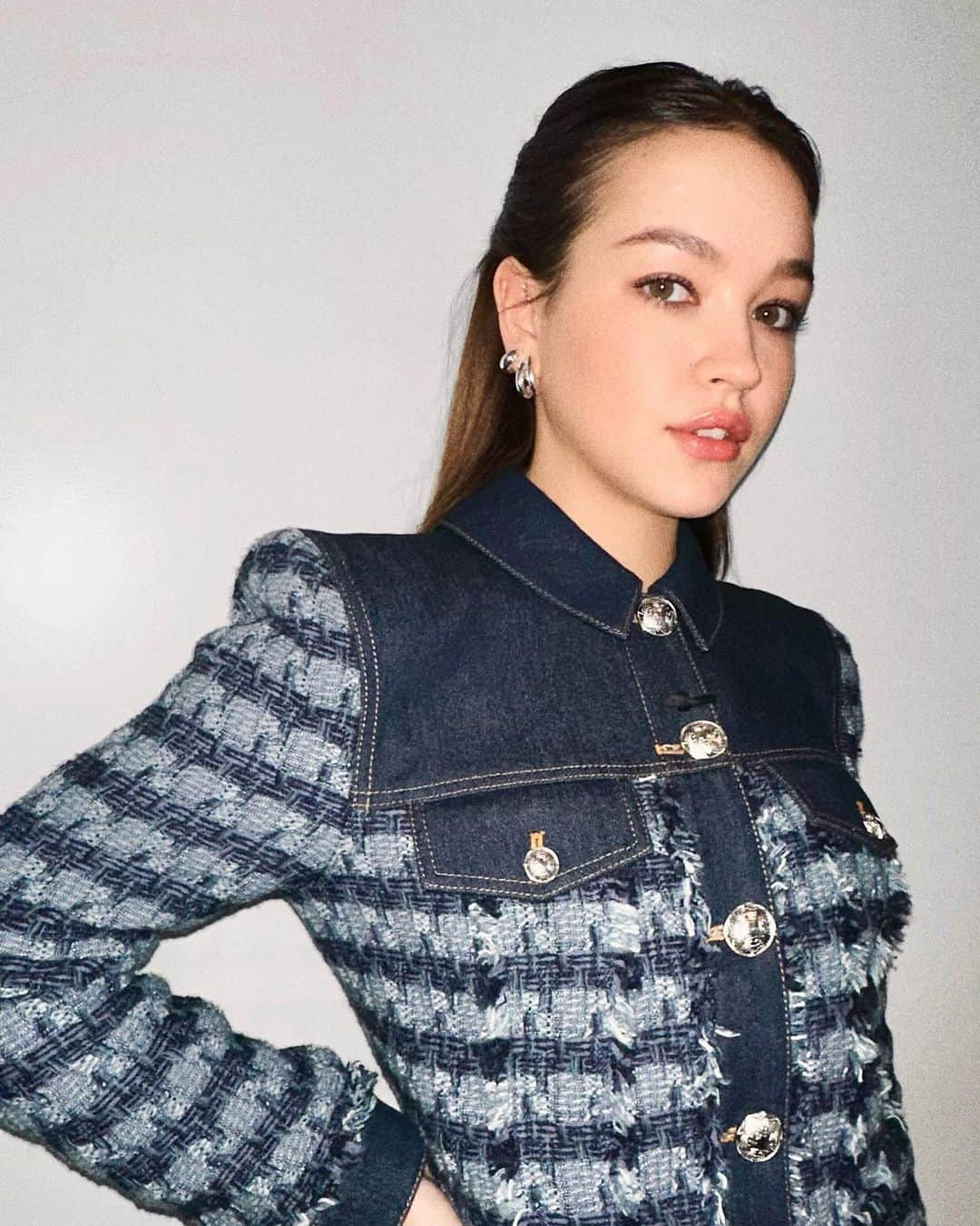 Kara Yoshimoto Buaのインスタグラム：「@sadieastanley for “At The Gates” press 💙💄  • • •  #makeupartist #sadiestanley #simplebeautybykara #celebritymakeupartist #losangeles」