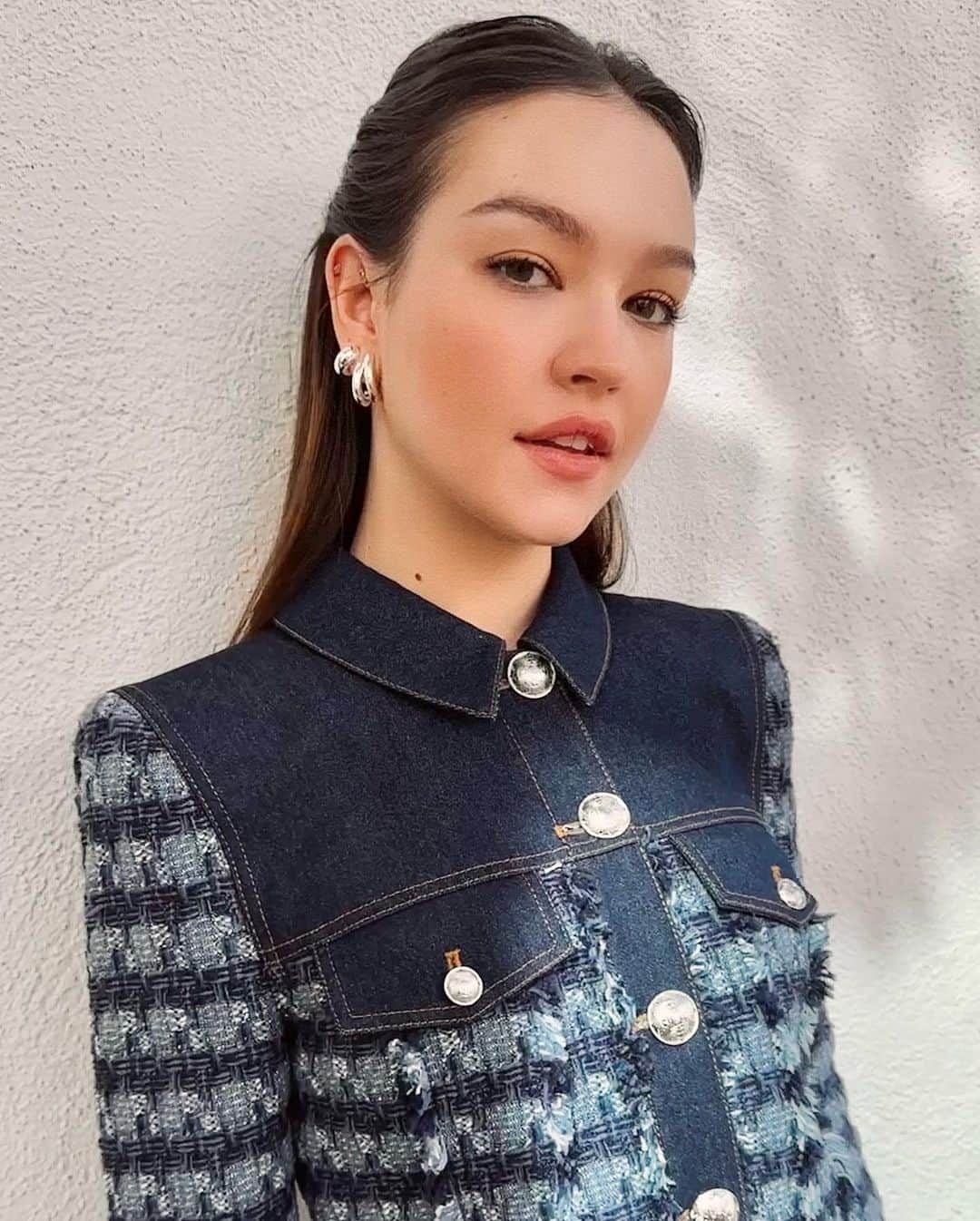 Kara Yoshimoto Buaさんのインスタグラム写真 - (Kara Yoshimoto BuaInstagram)「@sadieastanley for “At The Gates” press 💙💄  • • •  #makeupartist #sadiestanley #simplebeautybykara #celebritymakeupartist #losangeles」11月1日 10時59分 - karayoshimotobua