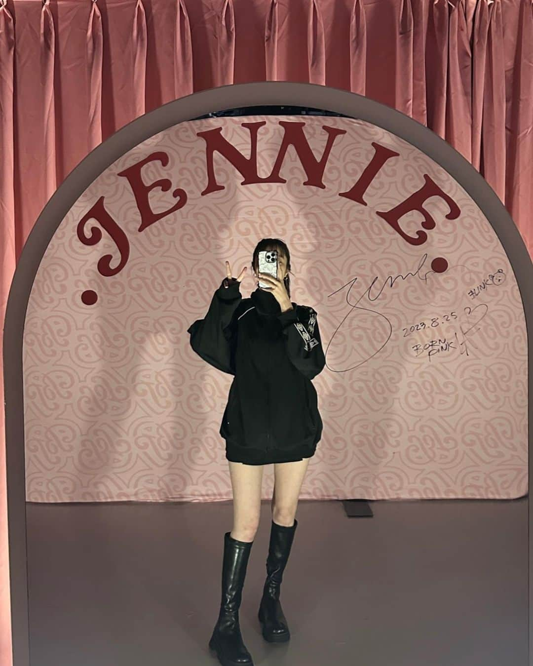 佐藤さきさんのインスタグラム写真 - (佐藤さきInstagram)「BLACK PINK POP UP🖤🩷  tops @basicks.jp  boots @amerivintage」11月1日 11時00分 - sakisato29