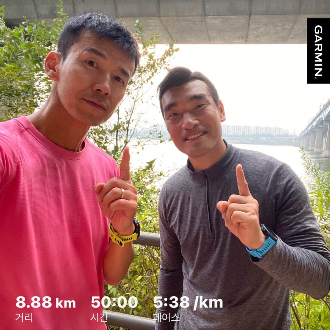 ジヌションのインスタグラム：「🏃‍♂️ 아침 50분 조깅 이번주 JTBC마라톤 10km 함께 나가는 조원희선수 훈련 시키기중😁  우리는 선한 마음을 가지고 건강한 삶을 위해 런한다 #UNKNOWNCREW #언노운크루」