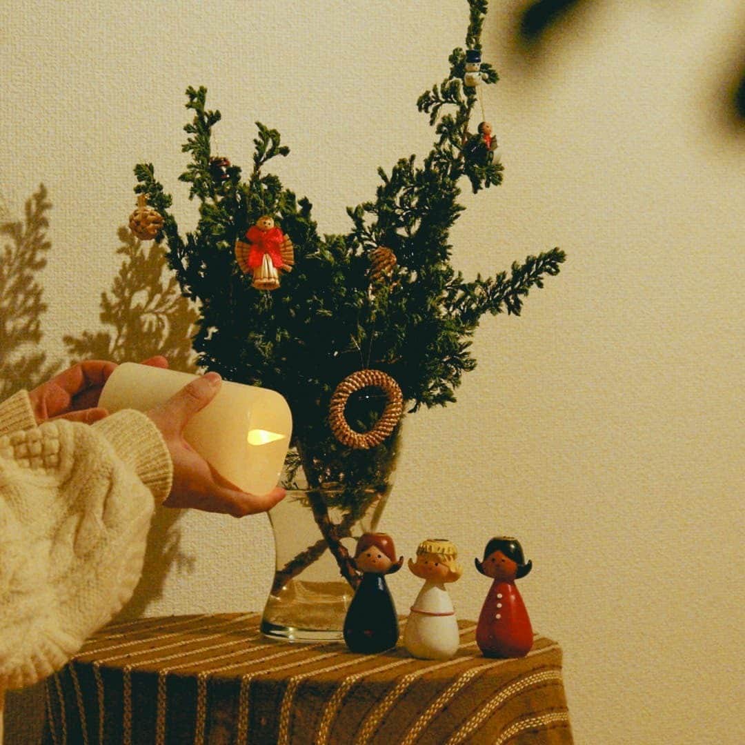 北欧、暮らしの道具店さんのインスタグラム写真 - (北欧、暮らしの道具店Instagram)「小ぶりでかわいい◎ かんたんに飾れるオーナメントで、クリスマスをもっと素敵に！  - - - - - - - - - - - - - - - - -   11月に入り、クリスマスの準備を そろそろ始めようかな、という方も 多いのではないでしょうか。  ストロー（麦わら）で作られた、 素朴でかわいいオーナメントが今年も届きました。  ナチュラルな雰囲気はグリーンとの相性がばつぐん！ ドイツ発祥で伝統的なオーナメントは、 北欧をはじめヨーロッパ全土で愛されています。  クリスマスツリーに飾るのはもちろん、 ガラスの器やジャーの中に、 冬の森をイメージした風景を つくってみても素敵です。  お気に入りのグリーンとキャンドル、 オーナメントをいくつかプラスするだけで、 大人なインテリアに仕上がりますよ。  枝ものを使っての ミニツリーもおすすめです◎  雪の結晶や天使など、 バリエーションは5種類。 全部で32ピースと たっぷり入っています。  ストローオーナメントをしつらえるだけで、 気分はまるで海外のクリスマス。 少し早めにクリスマスの準備をはじめてみませんか？ . ーーー 掲載のアイテムはこちら▼ ーーー . ☑︎Little Fellows/ストローオーナメントセット（32個） . 🎁「クラシ手帳2024」プレゼントキャンペーン実施中！お買いものいただいた方に、当店オリジナルの手帳を無料でお届けいたします。 . ▶︎ プロフィールのリンクから、お値段・サイズなど詳しい情報をご覧いただけますよ。→@hokuoh_kurashi . #interior#interiors#livingroom#homedecor#instahome#homewares #クリスマスツリー#ツリー#クリスマス#オーナメント#ストローオーナメント #インテリア#北欧インテリア#リビング#インテリア雑貨#家具#シンプル#シンプルライフ #シンプルデザイン#暮らしを楽しむ#日々の暮らし #北欧#暮らし#北欧暮らしの道具店」11月1日 11時06分 - hokuoh_kurashi