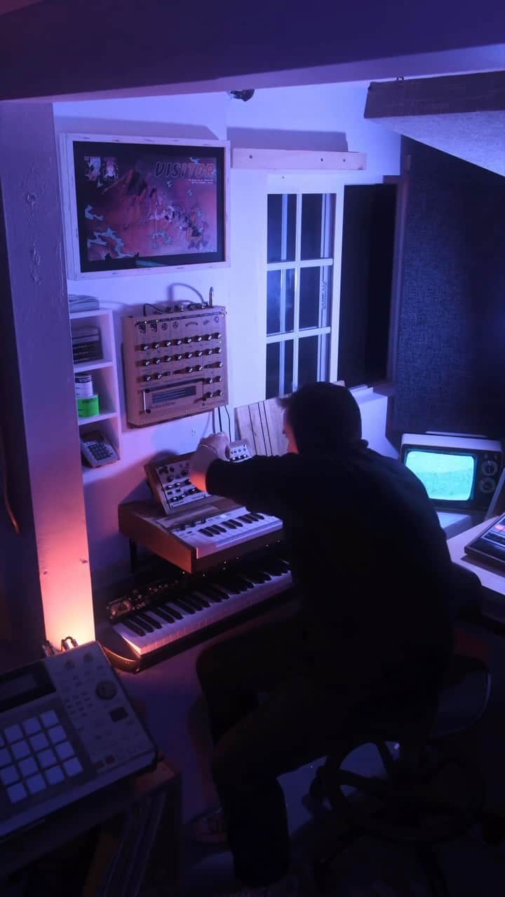 UNTIL THE RIBBON BREAKSのインスタグラム：「Happy Halloween friends. To celebrate I thought I would stay up into the scary hours and make a little live remix of a spooky song from the UTRB vaults…….P x  #halloween #halloweenremix #onewayoranother #producer」