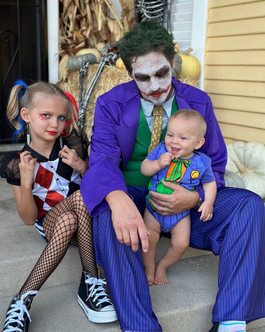 ケヴィン・スミスさんのインスタグラム写真 - (ケヴィン・スミスInstagram)「HAPPY HALLOWEEN! Now @jaymewes & @jordanmonsanto have their own #harleyquinn with @loganleemewes (Lucien is Joker Jr). #KevinSmith #jasonmewes」11月1日 11時07分 - thatkevinsmith