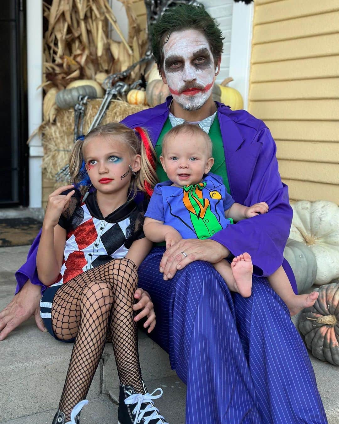 ケヴィン・スミスさんのインスタグラム写真 - (ケヴィン・スミスInstagram)「HAPPY HALLOWEEN! Now @jaymewes & @jordanmonsanto have their own #harleyquinn with @loganleemewes (Lucien is Joker Jr). #KevinSmith #jasonmewes」11月1日 11時07分 - thatkevinsmith