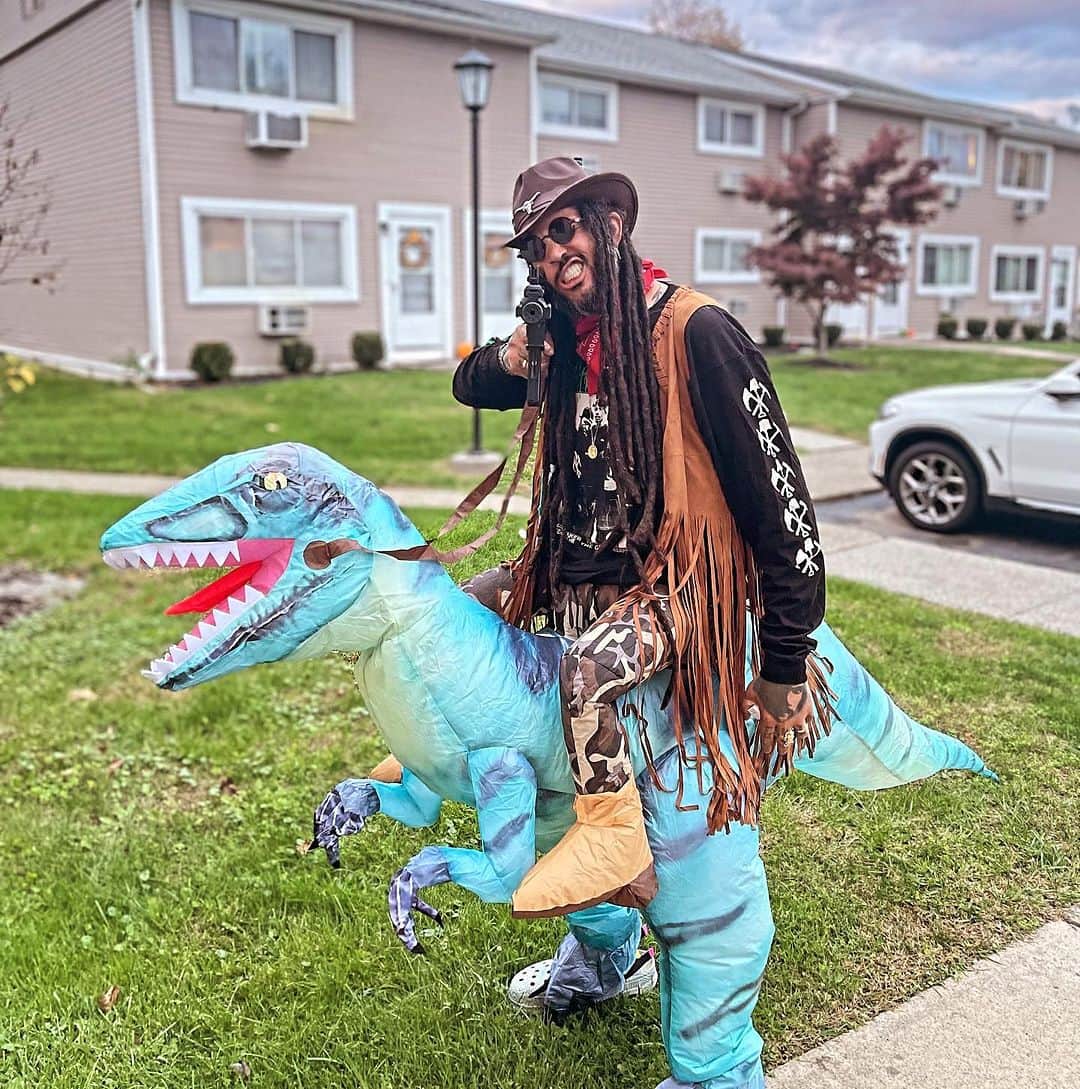 トラビ・マッコイのインスタグラム：「“There’s a NEEWWWWW SHURF IN TERN!!!! Happy Halloween!! It’s wifeys favorite holiday of the year, I thought I’d join in and PERHAPS for the  for seeing Hallow’s of Eve’s… 🎃👻 🎃」