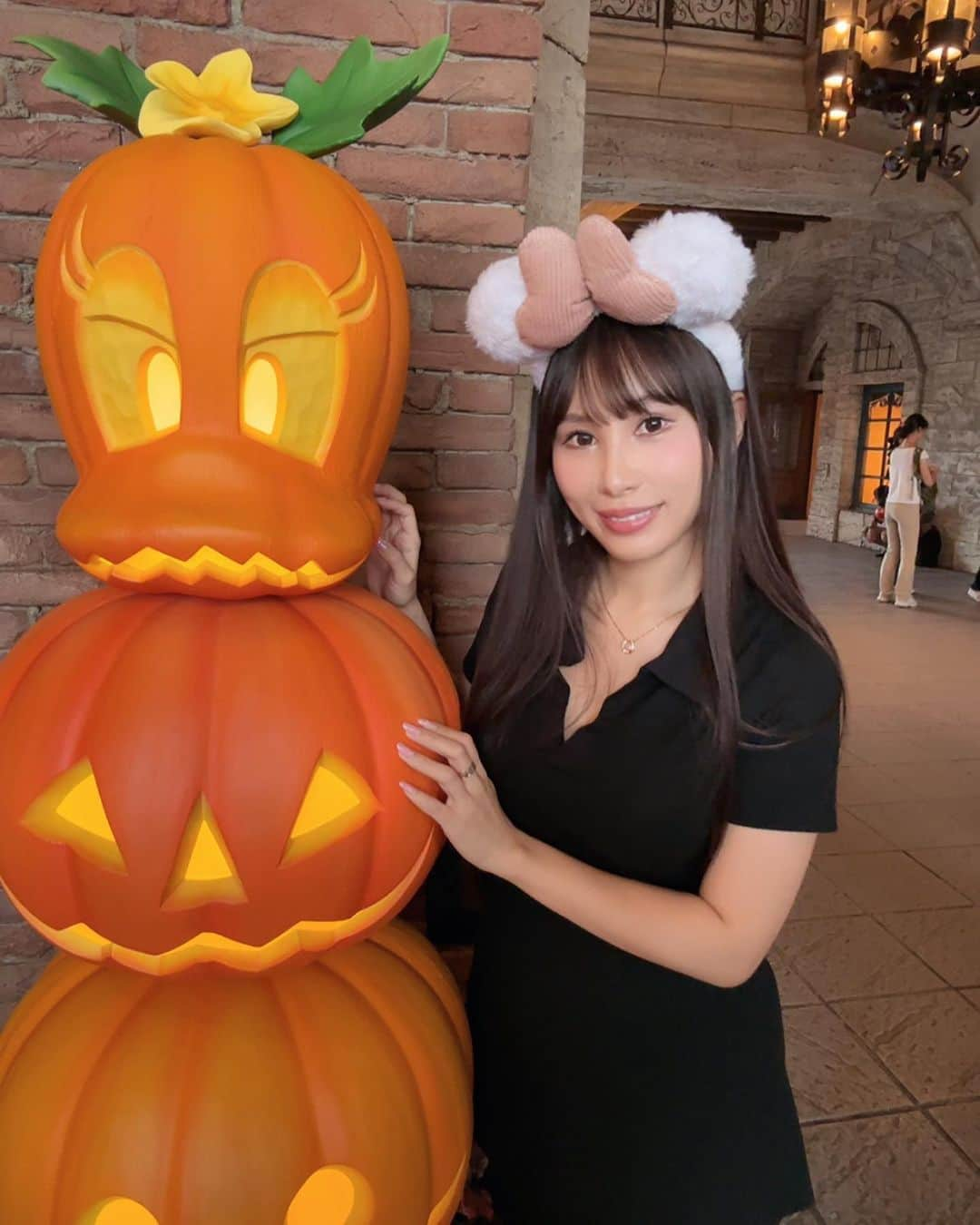 柊木里音さんのインスタグラム写真 - (柊木里音Instagram)「ハロウィンディズニーの写真🎃  10月もあっという間に終わってしまいました💦 新作リリースに、ツイキャス配信やリリイべ、いろんな形で推してくれてありがとうございました⭐️  11月も作品たくさん見て応援してね💓 11/3のリリイベは年内ラストになりそうらしいです📅 みんなに会いたいよ〜🥺✨  💋💋💋11月　推しスケジュール💋💋💋  3日 リリイベinムーランアキバ  　　12:00〜💖  対象のDVD1枚購入〜生で会えます✨ 　※年内ラストリリースイベント⚠️ 　  4日 withny生配信🔞視聴チケット販売中🎫 あなたのオ◯ホ遠隔操作します🫶🏻 私のオモチャも遠隔操作できるみたい💓 シンクロがなくても配信参加はok⭐️ 20:00〜配信始めるので、私のことも気持ちよくしてほしいです✨🥰  16日  ツイキャス🎙️ 　　　20:00〜事務所で配信するよ✨ 　　　前回の配信は、YouTubeとツイキャスにアーカイブ残っているので、ラジオ代わりに是非聴いてね💓  初めての〇〇〇撮影と△▽撮影もあるので バースデーイベントはできないんだけど、 頑張るのでたくさん応援してほしいな💖  2023年も残りわずかですが、柊木をよろしくお願いします✨  #tds #halloween  #リリイベ #ツイキャス #withny #シンクロ  #さくらの恋猫」11月1日 11時14分 - hiiragi_rion