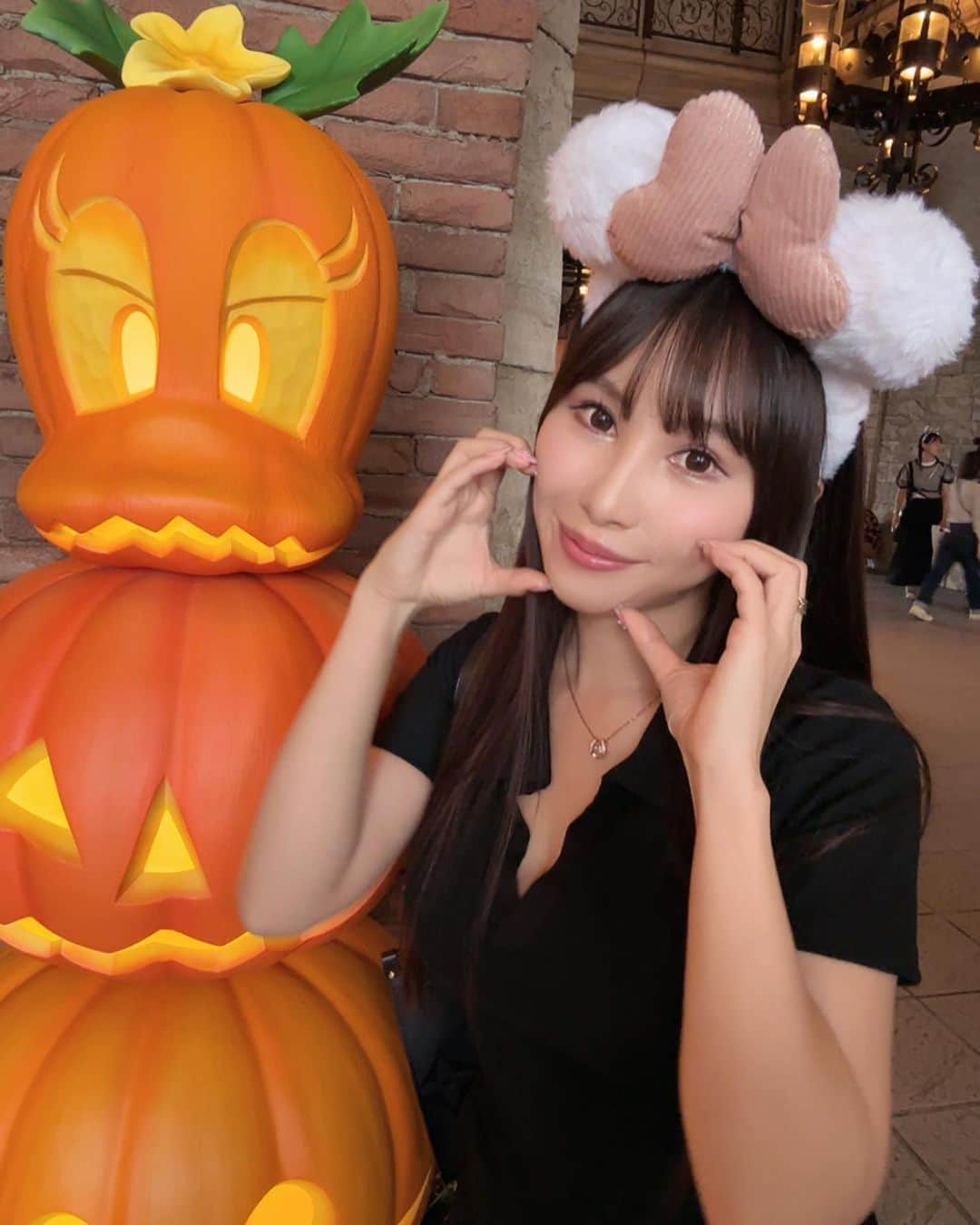 柊木里音さんのインスタグラム写真 - (柊木里音Instagram)「ハロウィンディズニーの写真🎃  10月もあっという間に終わってしまいました💦 新作リリースに、ツイキャス配信やリリイべ、いろんな形で推してくれてありがとうございました⭐️  11月も作品たくさん見て応援してね💓 11/3のリリイベは年内ラストになりそうらしいです📅 みんなに会いたいよ〜🥺✨  💋💋💋11月　推しスケジュール💋💋💋  3日 リリイベinムーランアキバ  　　12:00〜💖  対象のDVD1枚購入〜生で会えます✨ 　※年内ラストリリースイベント⚠️ 　  4日 withny生配信🔞視聴チケット販売中🎫 あなたのオ◯ホ遠隔操作します🫶🏻 私のオモチャも遠隔操作できるみたい💓 シンクロがなくても配信参加はok⭐️ 20:00〜配信始めるので、私のことも気持ちよくしてほしいです✨🥰  16日  ツイキャス🎙️ 　　　20:00〜事務所で配信するよ✨ 　　　前回の配信は、YouTubeとツイキャスにアーカイブ残っているので、ラジオ代わりに是非聴いてね💓  初めての〇〇〇撮影と△▽撮影もあるので バースデーイベントはできないんだけど、 頑張るのでたくさん応援してほしいな💖  2023年も残りわずかですが、柊木をよろしくお願いします✨  #tds #halloween  #リリイベ #ツイキャス #withny #シンクロ  #さくらの恋猫」11月1日 11時14分 - hiiragi_rion