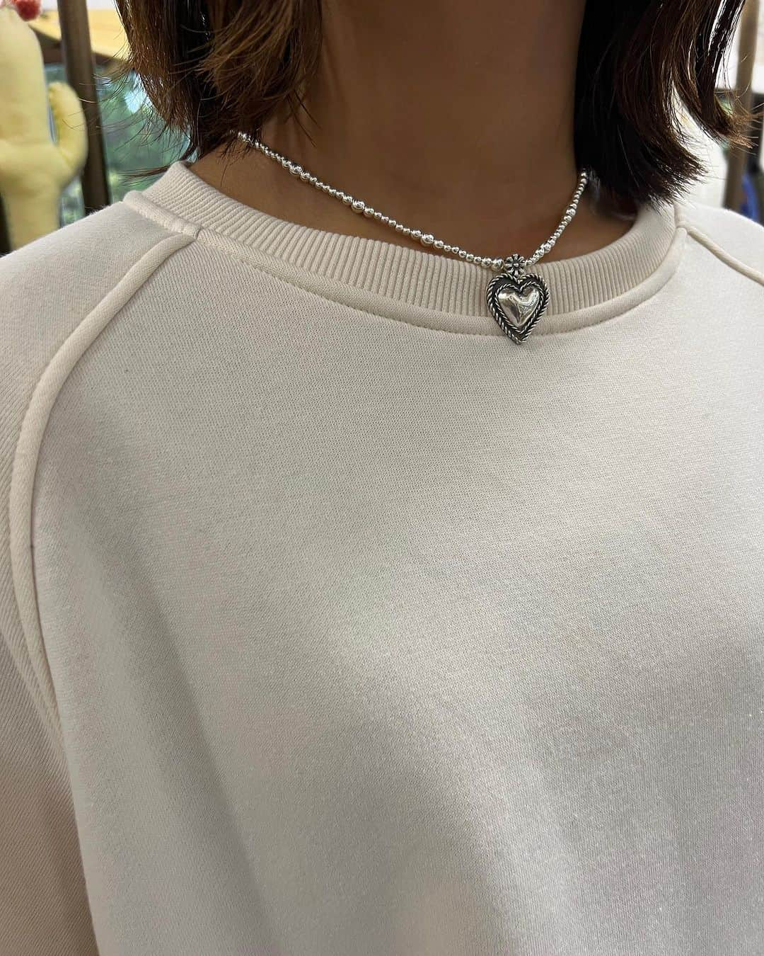 Akane Ogawaさんのインスタグラム写真 - (Akane OgawaInstagram)「H e l l ☺︎ November 🤍  M u u y a w @doremiu  New♡ Heart silver concho series🤍 チョーカーネックレス ブラックスピネル、グリーンオニキス、ロードライドガーネット♡  silver ball heart necklace ハートのコンチョが取り外し可能で シンプルなball ネックレスとしても♡  Heart pierce 下のハートの部分が取り外し可能で、 シンプルにもつけられます♡  ハートはぷっくりとしてて可愛いです♡  all handmade♡♡♡  #pinkmafia #pinkmafiasmd #izu #shimoda #handmade #muuyaw」11月1日 11時15分 - pinkmafia_akane