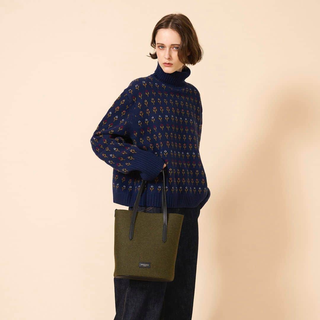 J&M Davidsonのインスタグラム：「Wool Family  お洋服にも使われている美しいオリーブグリーンのメルトンウールに、ブラックのスムースカーフレザーを組み合わせた”Wool Family”シリーズ。  ちょっぴりマニッシュな雰囲気漂うバッグは、冬らしい素材使いで旬感と暖かみを感じさせてくれます。 こちらの”Wool Family”から、今季3モデルが登場します。   DART N/S TOTE/ダーツ N/S トート  #jandmdavidson #ジェイアンドエムデヴィッドソン」