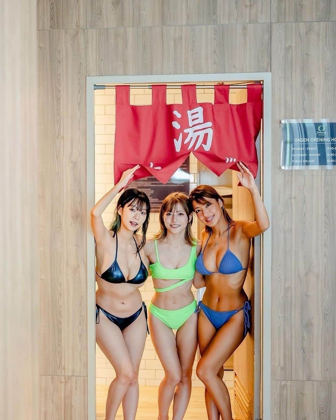 青山ひかる（あおみん、あお松）さんのインスタグラム写真 - (青山ひかる（あおみん、あお松）Instagram)「この間、sherbetでタイ🇹🇭に行ってきましたが 泊まったホテル「OAKWOOD HOTEL AND RESIDENCE SRI RACHA」！！ ． 大きいプールに銭湯とサウナやジム！なんとカラオケルームまで！！🫨驚き ． 3人で47階の最上階に泊まらせていただきました〜🙇‍♀️ 景色が綺麗で素晴らしかった👏👏 ご飯もビュッフェで自分が好きな物を好きなだけ選んで食べれるので本当に嬉しい☺️ ． これからタイの滞在は、OAKWOODで泊まりたいです😂🙏 ． YouTubeも撮ってきたので、upされるのを楽しみにしていてくださいね😊✨ #PR」11月1日 11時17分 - hikaru0613kon