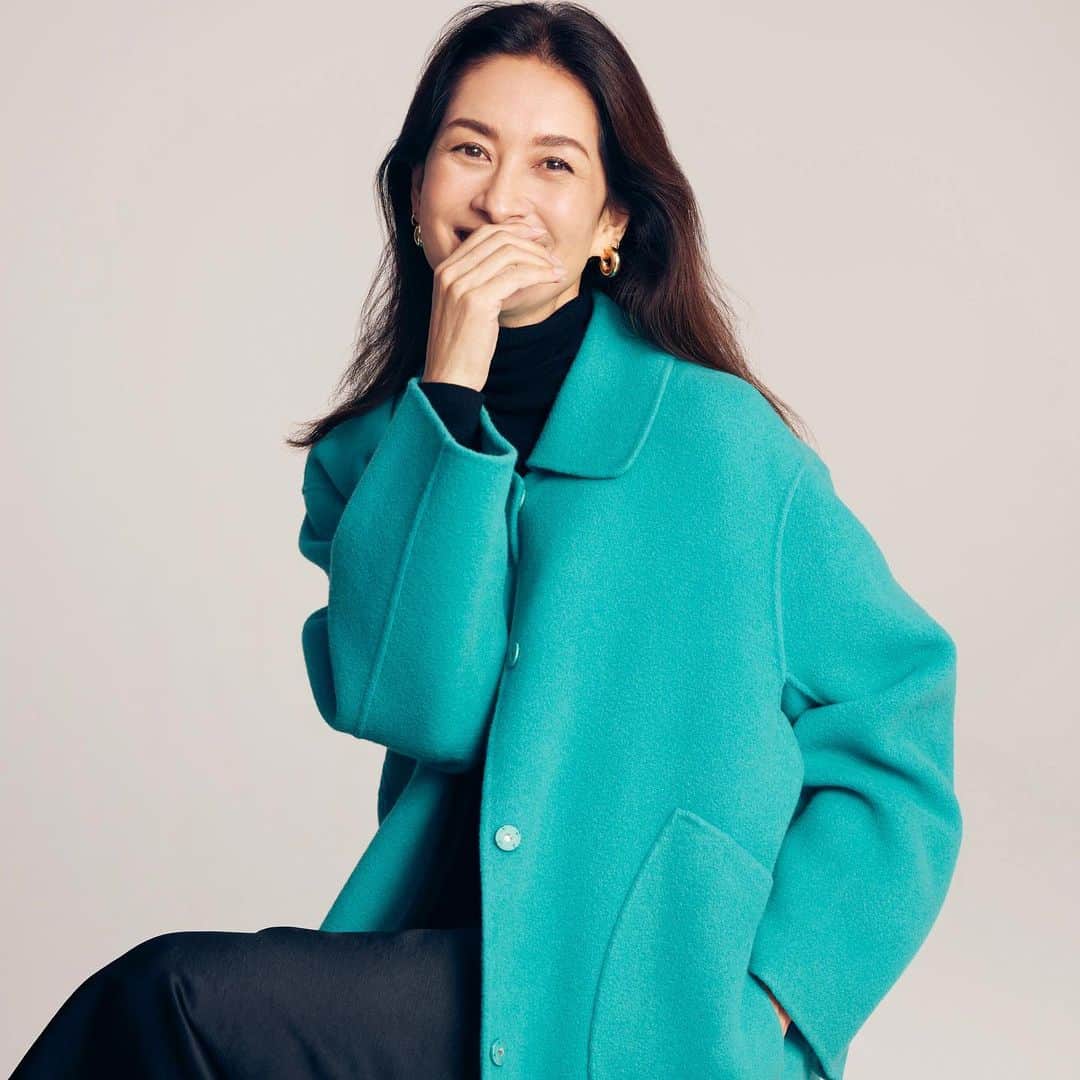 doclasse_styleのインスタグラム：「ポジティブに、人生のステージを受け入れていきたい。  「年齢を重ねても、新しいコミュニティで友達を作ったり、成長したわが子と時間を過ごしたり、若い時にできなかったことに挑戦したり。  人生のどのステージにいるのかを受け入れると、楽しみを見出すことができます。」  モデルのブレンダさん　@bk_olive  が教えてくれた"自分のカラー"。  CM出演中の7名の輝く女性が語ってくれたインタビューも公開しております。  鮮やかなターコイズカラーは、暗くなりがちな秋のコーディネートを軽やかに輝かせてくれます。  ✔️カシミヤ混ウールリバー・コート ¥29,900税込¥32,890  #doclasse #ドゥクラッセ　 #doclasse_coat #50代コーディネート #50代コーデ #ファッションコーデ #レディースファッション #パーソナルカラー #カラーコーデ #40代ファッション#40代ファッション #40代コーデ #40代コーディネート #秋冬コーデ #秋冬ファッション」