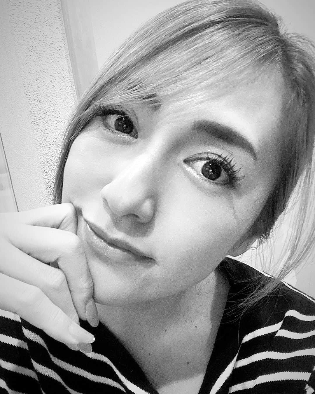 仁科仁美のインスタグラム：「あらま…3⚫︎歳になってしまったなぁー💦  でも、可愛い子供がいて…笑顔で過ごせる毎日が幸せだと思える歳になりました♪  親になり、親のありがたみ…大切さをつくづく感じます！！  これからも元気にいて欲しいと思いますわ♡  @nishina.akiko_official   自撮りが厳しい年齢になってまいりましたので、モノクロで…！笑」