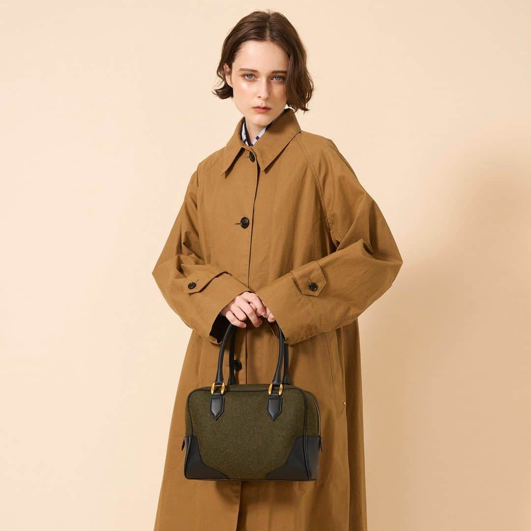 J&M Davidsonのインスタグラム：「Wool Family  お洋服にも使われている美しいオリーブグリーンのメルトンウールに、ブラックのスムースカーフレザーを組み合わせた”Wool Family”シリーズ。  ちょっぴりマニッシュな雰囲気漂うバッグは、冬らしい素材使いで旬感と暖かみを感じさせてくれます。 こちらの”Wool Family”から、今季3モデルが登場します。   MIA CUBE/ミアキューブ  #jandmdavidson #ジェイアンドエムデヴィッドソン」
