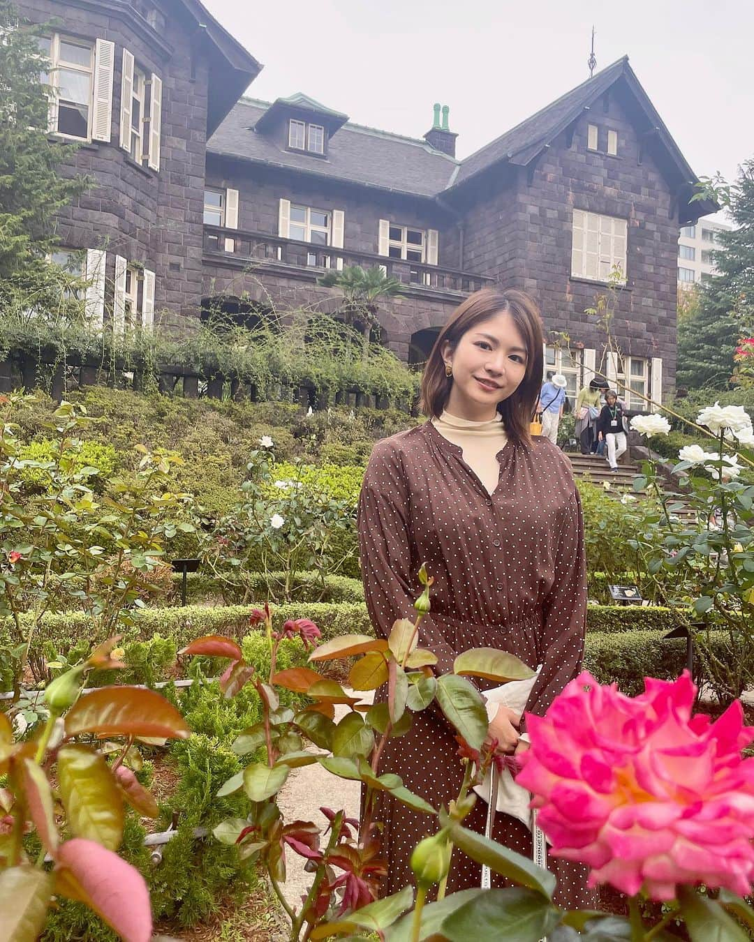 千葉真由佳のインスタグラム：「【秋バラの季節です🌹】 気温も落ち着いてきて心地よいこの頃❣️  先週はまだ咲き始めの品種が多かったけれど きっと今は見頃だろうと思います。  歩いてると暑くてアイスコーヒーが 飲みたくなるし、 夕方は冷えてきてホットが欲しくなる☕️ どっちも楽しめる秋と冬の間のこの時期が とても好きだなぁ🍁  秋バラの次は紅葉狩りが楽しみ😊  #東京散歩#東京観光#北区 #上中里駅  #国指定名勝 #旧古河庭園  #秋バラ#🌹 #洋館#日本庭園」