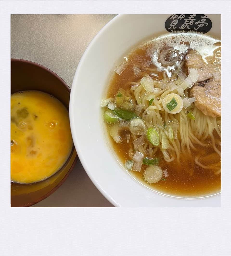 かせきさいだぁのインスタグラム：「本日の質素亭、『マルちゃん 永福町 大勝軒監修 中華そば』❤️溶き卵に麺をつけて食べます！ヲイシイ〜😋 #質素亭 #しっそ亭   お店のは麺が2玉入っていて、食べきれないので、お家で1玉で食べられるのもちょうどいい〜」