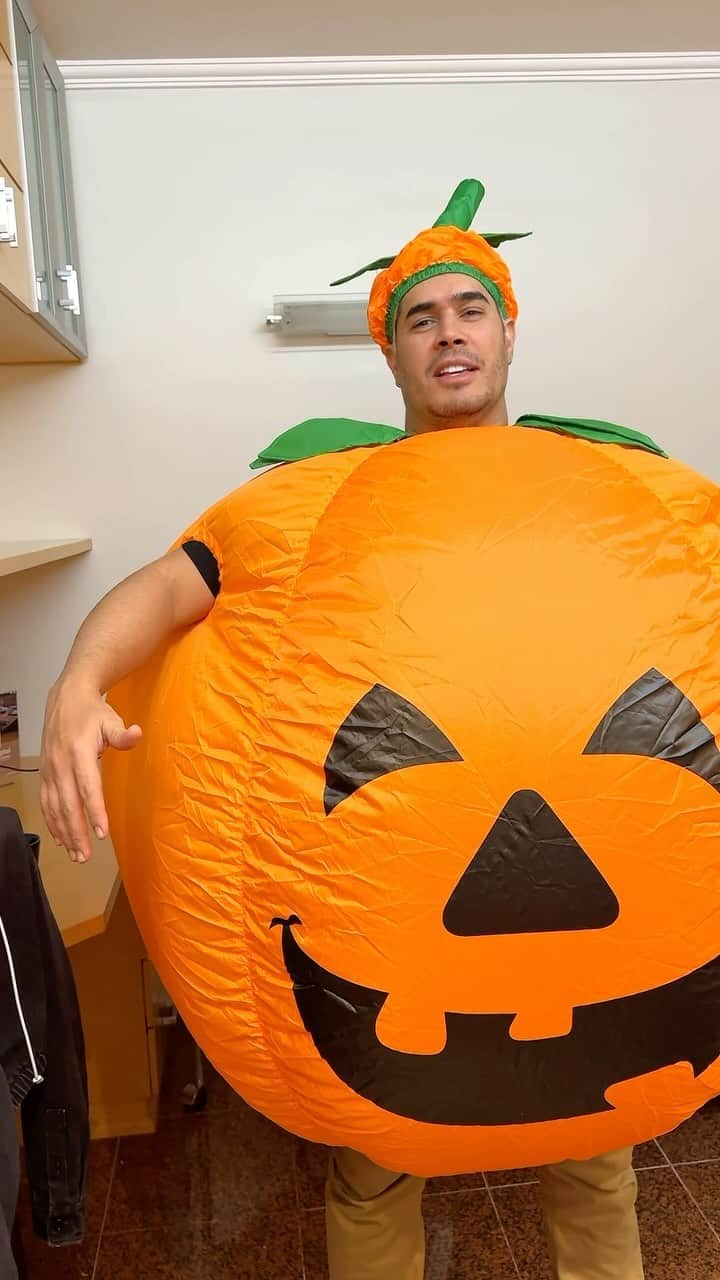 Gabriela Salesのインスタグラム：「Ô véi do nada 😂😂😂 Trolagem com Zão. Pior que o bichinho acreditouu kkkkk E aí, vcs acham que ele deve ir assim pro jantar de Halloween da Luís Vitão? 🎃🎃🎃」