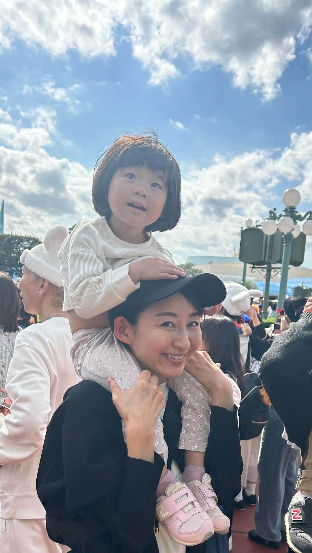 安堂サオリのインスタグラム：「ノンストッププリンセス。  #ディズニー #Disney #Disneyland #3歳児 #ノリノリ3歳児 #ディズニーランド」