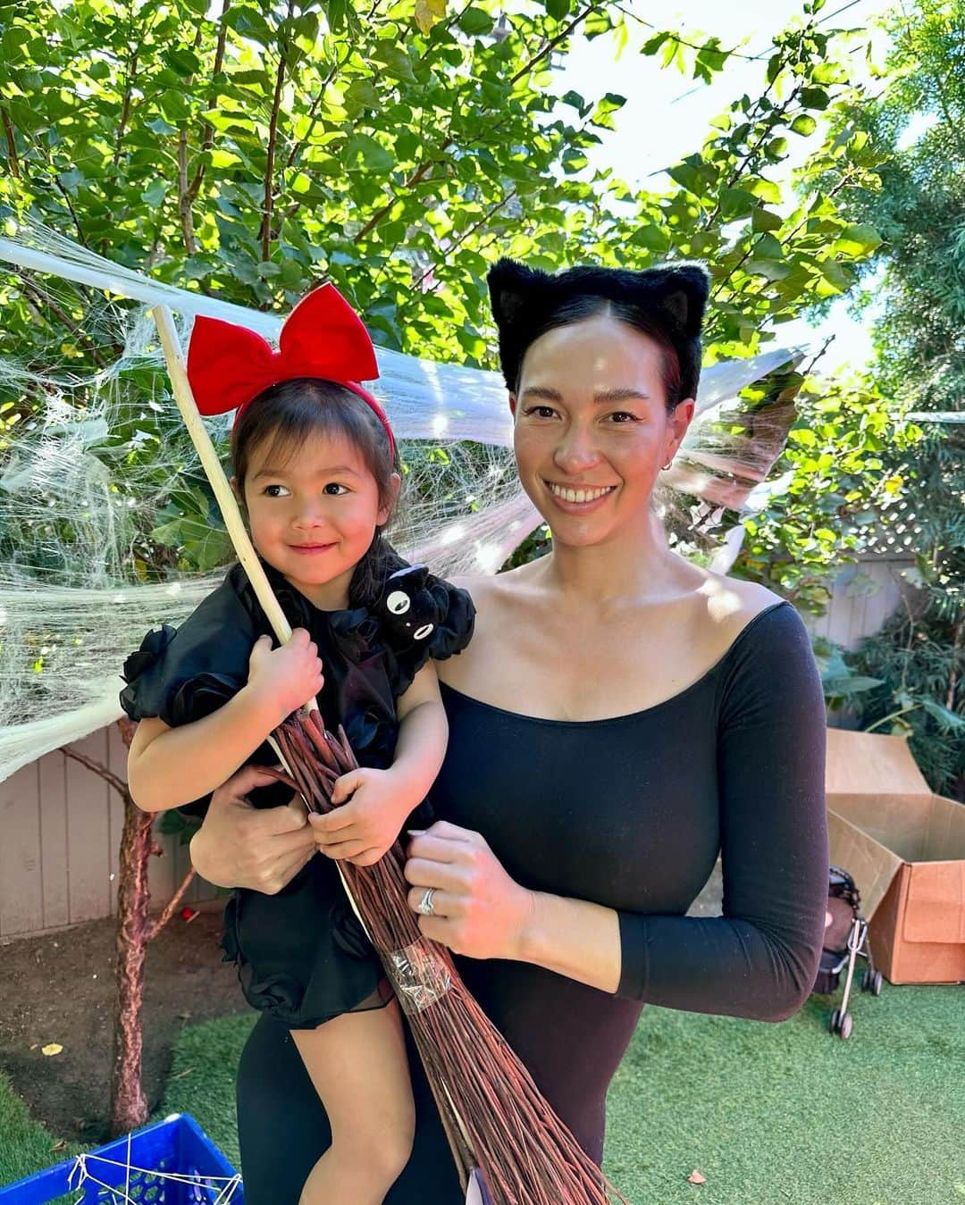 Livさんのインスタグラム写真 - (LivInstagram)「Kiki and JiJi out in the world 🐈‍⬛🎃✨   KiKi’s Delivery Service has been Lyla’s favorite along with Hayao Miyazaki’s Totoro and Ponyo. His feminine power and magical message in every story is something I let the girls celebrate and cherish.   Happy Halloween to those who celebrate 👻   P.S. I made the broom 🧹#diyhalloween #halloweencostumeideas」11月1日 11時30分 - livlogolding