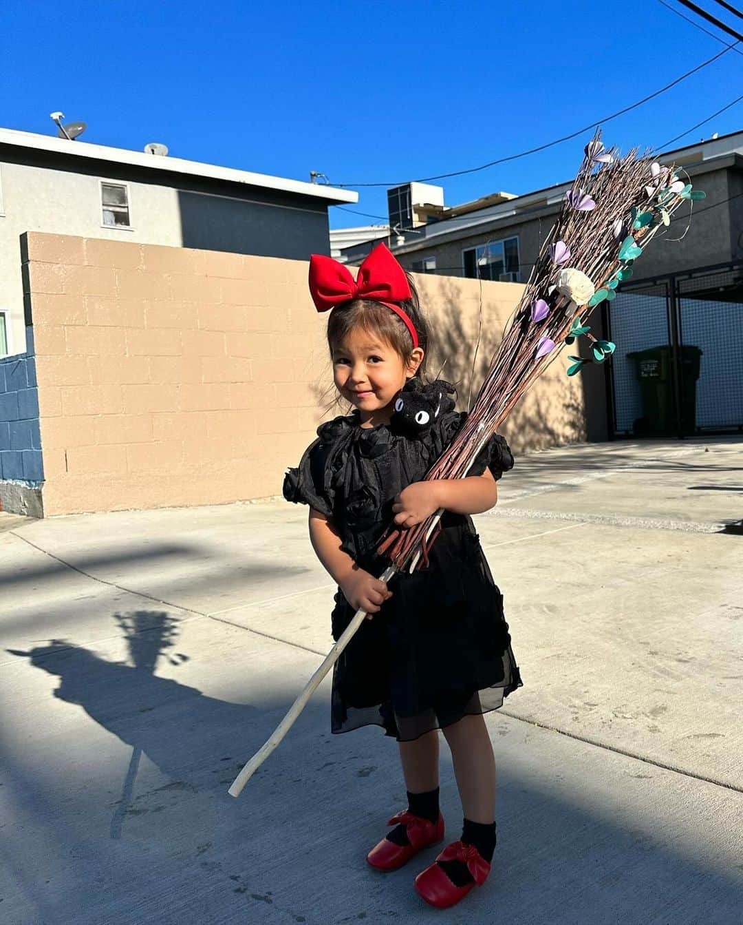 Livのインスタグラム：「Kiki and JiJi out in the world 🐈‍⬛🎃✨   KiKi’s Delivery Service has been Lyla’s favorite along with Hayao Miyazaki’s Totoro and Ponyo. His feminine power and magical message in every story is something I let the girls celebrate and cherish.   Happy Halloween to those who celebrate 👻   P.S. I made the broom 🧹#diyhalloween #halloweencostumeideas」