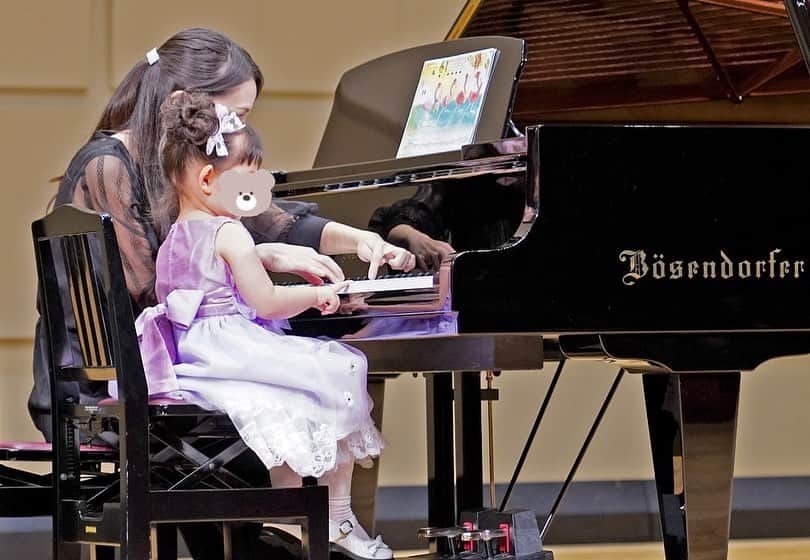 真野淑實さんのインスタグラム写真 - (真野淑實Instagram)「ちょっと前になってしまいましたが…  先日、いつも娘がお世話になっているピアノの先生が 0歳からの赤ちゃんや子供達に向けて コンサートをされるということで、 娘と参加させて頂きました💓  子どもと参加できるコンサートに行きたいと ずっと思っていたので 娘と間近で演奏を聞くことができて幸せなひと時でした♪  クラシックも最高ですが、日本の童謡も 改めて、美しい旋律だなあと… 日々の慌ただしさは忘れて、 ピアノとフルートの音色に心癒されました🥰  ピアノの先生はとっってもお優しく、 レッスンも毎回様々な工夫をして下さり 娘は先生が大好きで、毎日ピアノに行きたいと 言われています😂  普段のレッスンや、発表会ではチェロの先生とも 一緒にアンサンブルをして頂いたりと 小さな頃から貴重な経験をさせて頂き ありがたい限りです🙇‍♂️  智美先生、素敵な演奏、そして毎週 心踊るレッスンを本当にありがとうございます🙇‍♂️  @lilac_music_education   #沼津ピアノ教室 #三島ピアノ教室 #ピアノ#チェロ #習い事 #演奏会」11月1日 11時32分 - rie_mano