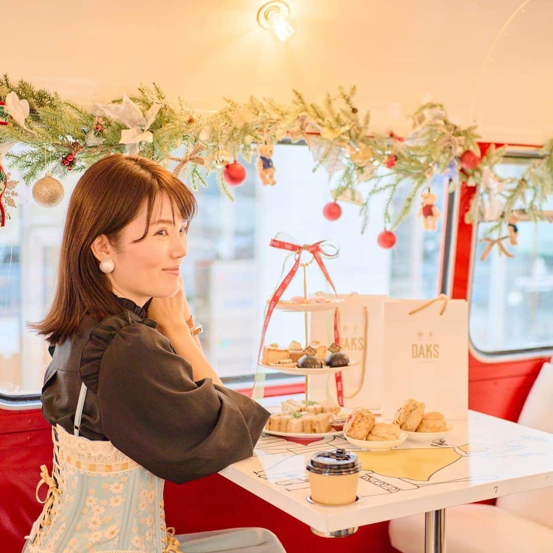 DAKS Japan（ダックス）のインスタグラム：「行列のできるアフタヌーンティーサロン"Three Tiers"とDAKSがコラボ？！  11月23日(木)から11月29日(水)の期間限定で、DAKSアフタヌーンティーバスツアーを都内にて開催いたします🇬🇧☕️  バス車内はDAKS特別仕様になっており、アフタヌーンティーを楽しみながら英国気分を存分に堪能していただけます。  詳細は下記をチェック☑️ https://www.afternoontea-bus-tour.creative-raja.com  ご友人やご家族と夢のコラボを 是非お楽しみください🍪✨  #daks  #アフタヌーンティー  #英国御用達ブランド  #ロンドンバス  #ヌン活  #afternoontea  #threetiers  #アフタヌーンティーバスツアー  #アフタヌーンティー東京  #アフタヌーンティー巡り」