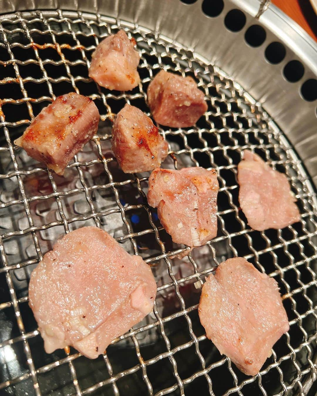 尻無浜冴美さんのインスタグラム写真 - (尻無浜冴美Instagram)「焼肉ホルモンうしごろ銀座店(@ushigoro_hormon )で10月生まれ３人のお祝い🎉  正肉と極みのホルモンを織り交ぜた『極みのコース』でよくばりにどっちも楽しみました♪  内臓専門の問屋から買い付けてるこだわり抜いてるホルモン 脂は甘みがあってどれもとろける美味しさでした🤤💕 “刺し3種盛り合わせ”の上ミノ刺しは初めて出会う食感！ 低温調理してあるんだけど生に近い感じで柔らかくて旨み溢れて最高 極みのタン角切りは柔らかくてタン好きにたまらない！ みんな美味しくて感激してた🤩  誕生日プレートも用意して頂き、10月生まれのお母さん、妹、8くん３人揃ってお祝いできて楽しい時間でした🎂 子連れ焼肉ってハードル高いけど完全個室で子供がぐずっても安心して最後まで食事できたのが嬉しかった✨ 最高の時間でした🥳  #PR #焼肉ホルモンうしごろ銀座店 #うしごろ ##ushigoro #銀座ホルモン #銀座焼肉  #新米ママ  #一歳児 #一歳0ヶ月 #ファーストバースデー」11月1日 11時45分 - saemi_shinahama