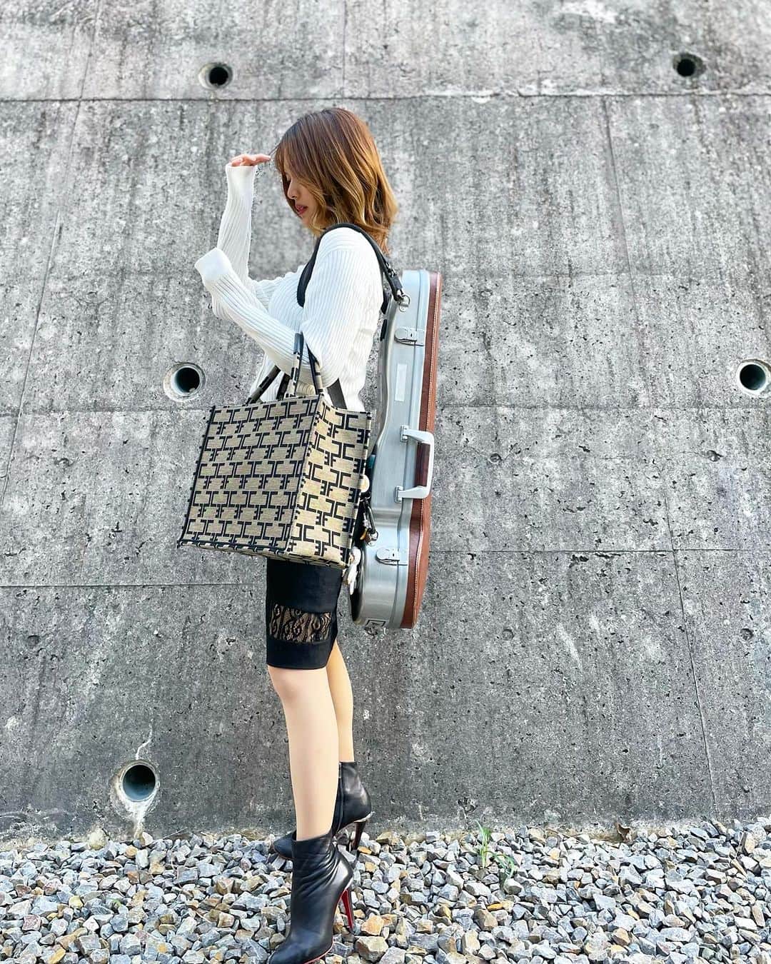 苅谷なつみのインスタグラム：「ヴァイオリンのレッスンコーデ🎻  朝は暖房をつけ、 昼は冷たい飲み物を一気飲みしたい🥤 気温の変化が激しい…  おnewのものあるとテンションあがるね💕 @elisabettafranchi_nagoya  @elisabettafranchi  @dianashoespress   #コーデ #コーディネート #秋服コーデ」