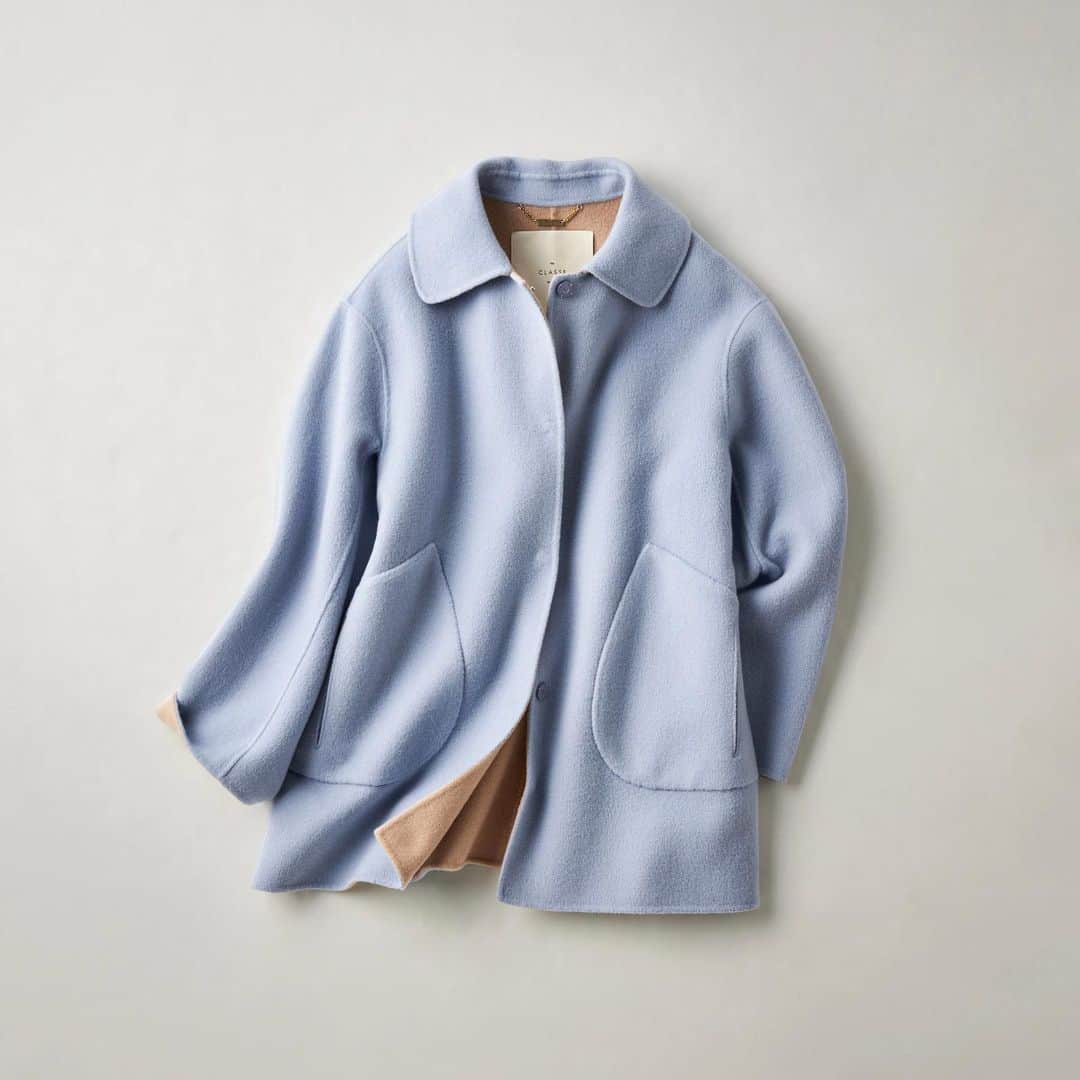 doclasse_styleのインスタグラム：「✔️サイズは7号から15号の5サイズ展開！  ゆったりとボリュームシルエットを効かせたスタイリングも、ジャストサイズですっきりした着こなしも、なりたい自分に合わせてセレクトできます。  繊細な色が表現できるのもカシミヤ混の魅力。女性らしい印象のサックスブルーはコーディネートの万能色。  #doclasse  #ドゥクラッセ　 #doclasse_coat  #50代コーディネート #50代コーデ #ファッションコーデ #レディースファッション #パーソナルカラー #カラーコーデ #40代ファッション#40代ファッション #40代コーデ #40代コーディネート #秋冬コーデ #秋冬ファッション」