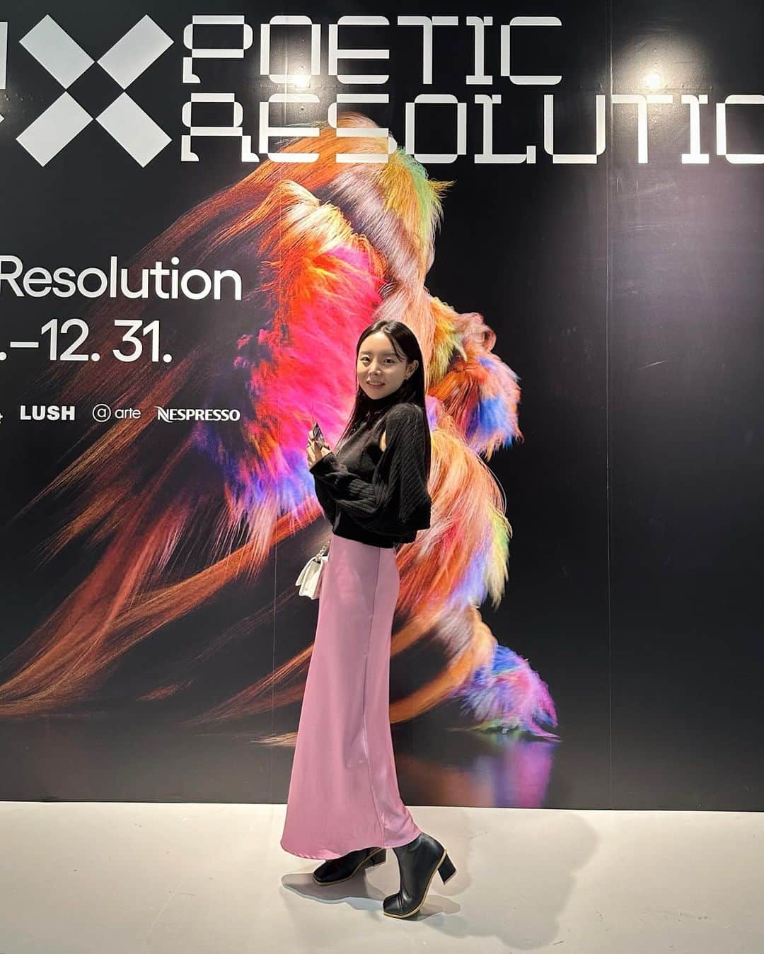 のインスタグラム：「미디어아트 “럭스 시적해상도” 전시 보고 온지 벌써 2주가 다 되었다는.. 이제서야 남겨보는 기록들✨  개인적으로 두번째 영상 “AI 산수화“랑 세번째 영상의 ”기억색“ 너무 좋았구, 가장 기억에 남는건 ”트랜스피겨레이션“ 다양한 원소로 바뀌며 걸어가는 모습과 소리까지, 다음은 무엇으로 변할까 궁금해서 계속 보게되는 매직🎶  오랜만에 ddp 갔다가 가을을 느끼고 온 남편과의 데이투였다🍂」