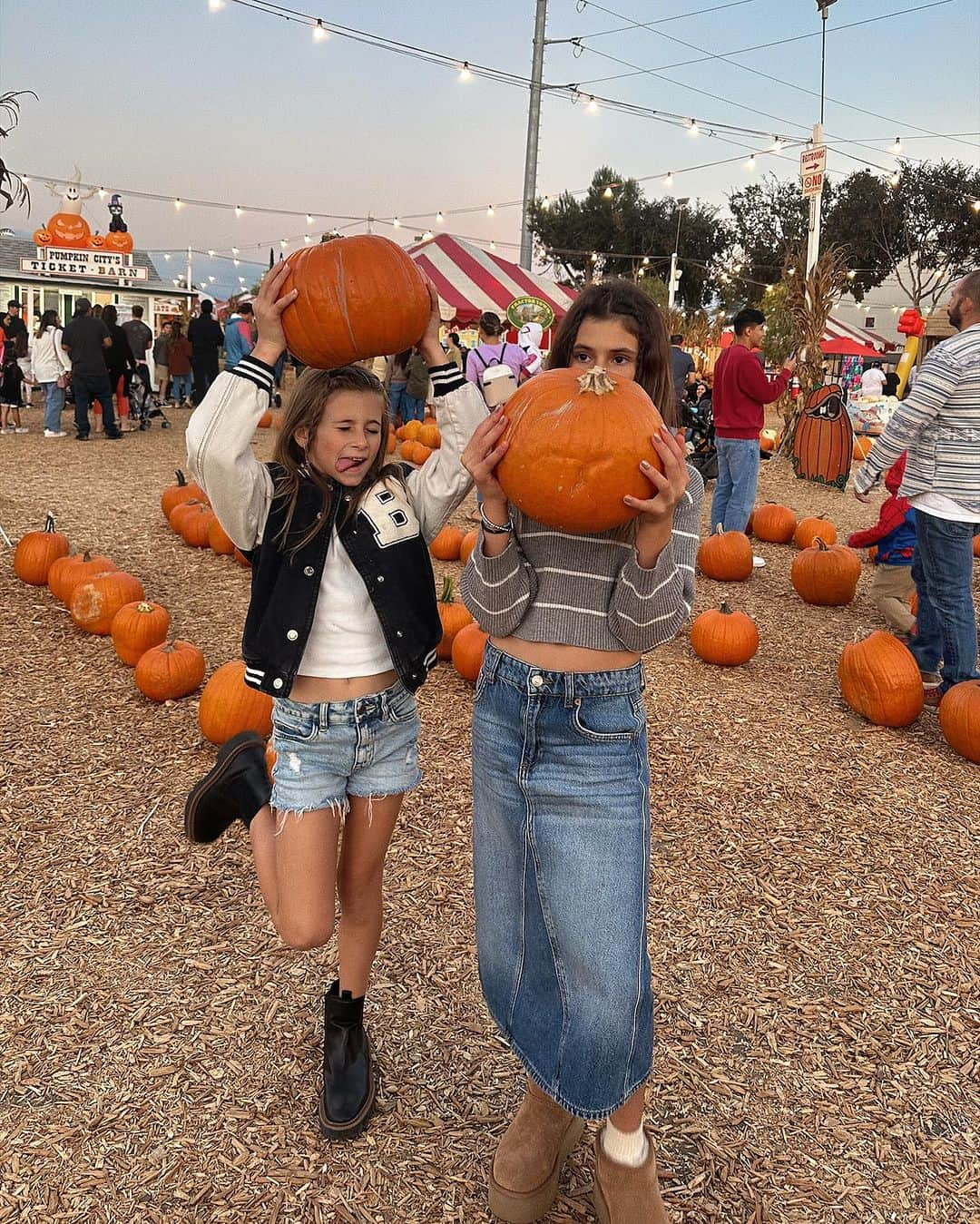 アマンダ・スタントンさんのインスタグラム写真 - (アマンダ・スタントンInstagram)「currently: stealing kins + char’s Halloween candy. happy halloween, everyone 🎃」11月1日 11時42分 - amanda_stantonn