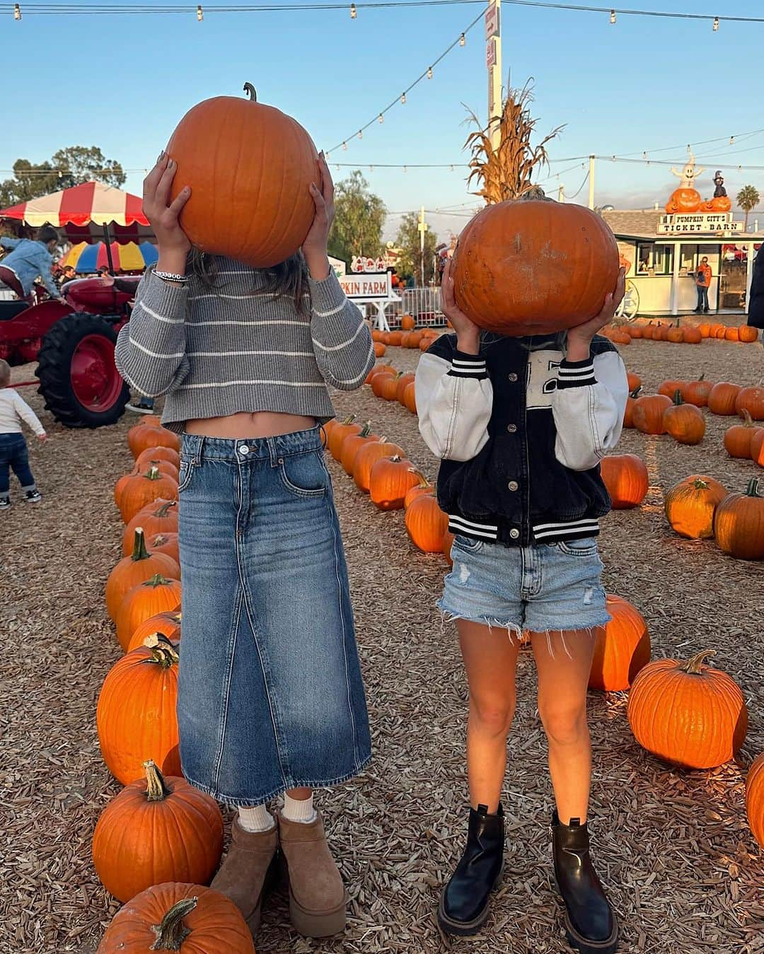 アマンダ・スタントンさんのインスタグラム写真 - (アマンダ・スタントンInstagram)「currently: stealing kins + char’s Halloween candy. happy halloween, everyone 🎃」11月1日 11時42分 - amanda_stantonn