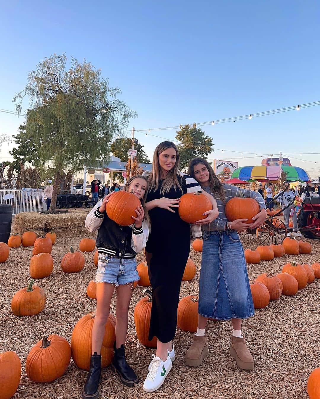 アマンダ・スタントンさんのインスタグラム写真 - (アマンダ・スタントンInstagram)「currently: stealing kins + char’s Halloween candy. happy halloween, everyone 🎃」11月1日 11時42分 - amanda_stantonn