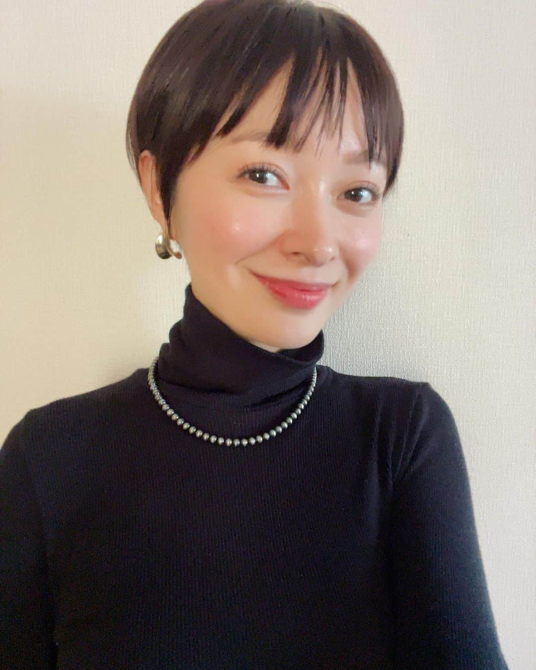 市井紗耶香さんのインスタグラム写真 - (市井紗耶香Instagram)「. 今のところ女子ウケ良き♡  パッカーンと分け目の奥の奥 ホワイトヘアもチラチラと気になる年齢に近づいてきてます。分け目や前髪作ってみたりちょっとした工夫で目立ちにくくなるからヘアスタイルって不思議だね♡  残すところ2ヶ月 40歳もまもなく…♡ 11月も素敵な出会いにこころ弾ませて 過ごそう♪」11月1日 11時44分 - sayakaichii