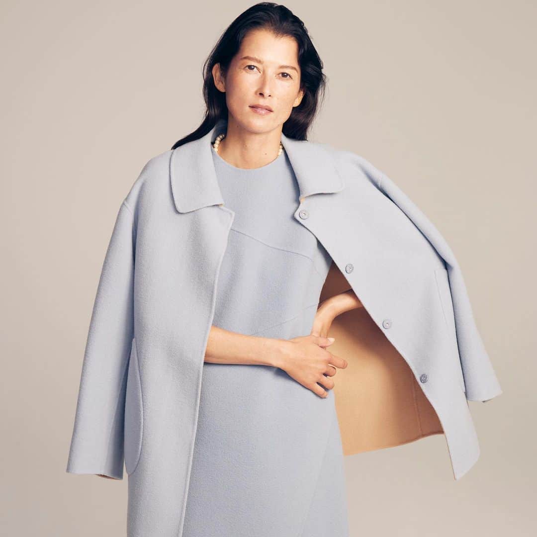 doclasse_styleのインスタグラム：「今の自分の色や気分に耳を傾ける それが私が日々大事にしていることです  「年齢を重ねていくと、どんどん自分の縛りや思い込みから自然と解放されてきて、毎年毎年、自分らしくいることが楽になっている感じがします。」  モデルであり、ギャラリーディレクターでもあるアンジェラさん　@angelarey__  はウールリバー素材のワンピースに、パールを合わせてクラシックなスタイリングで。  ✔️カシミヤ混ウールリバー・コート ¥29,900税込¥32,890  ✔️カシミヤ混ウールリバー・2WAYドレス ¥32,900税込¥36,190  軸があり凛とした、その生き方にも憧れるアンジェラさん。 プロフィール画面のリンクから特設ページも是非ご覧ください。  #doclasse  #ドゥクラッセ #doclasse_coat  #50代コーディネート #50代コーデ #ファッションコーデ #レディースファッション #パーソナルカラー #カラーコーデ #40代ファッション#40代ファッション #40代コーデ #40代コーディネート #秋冬コーデ #秋冬ファッション」