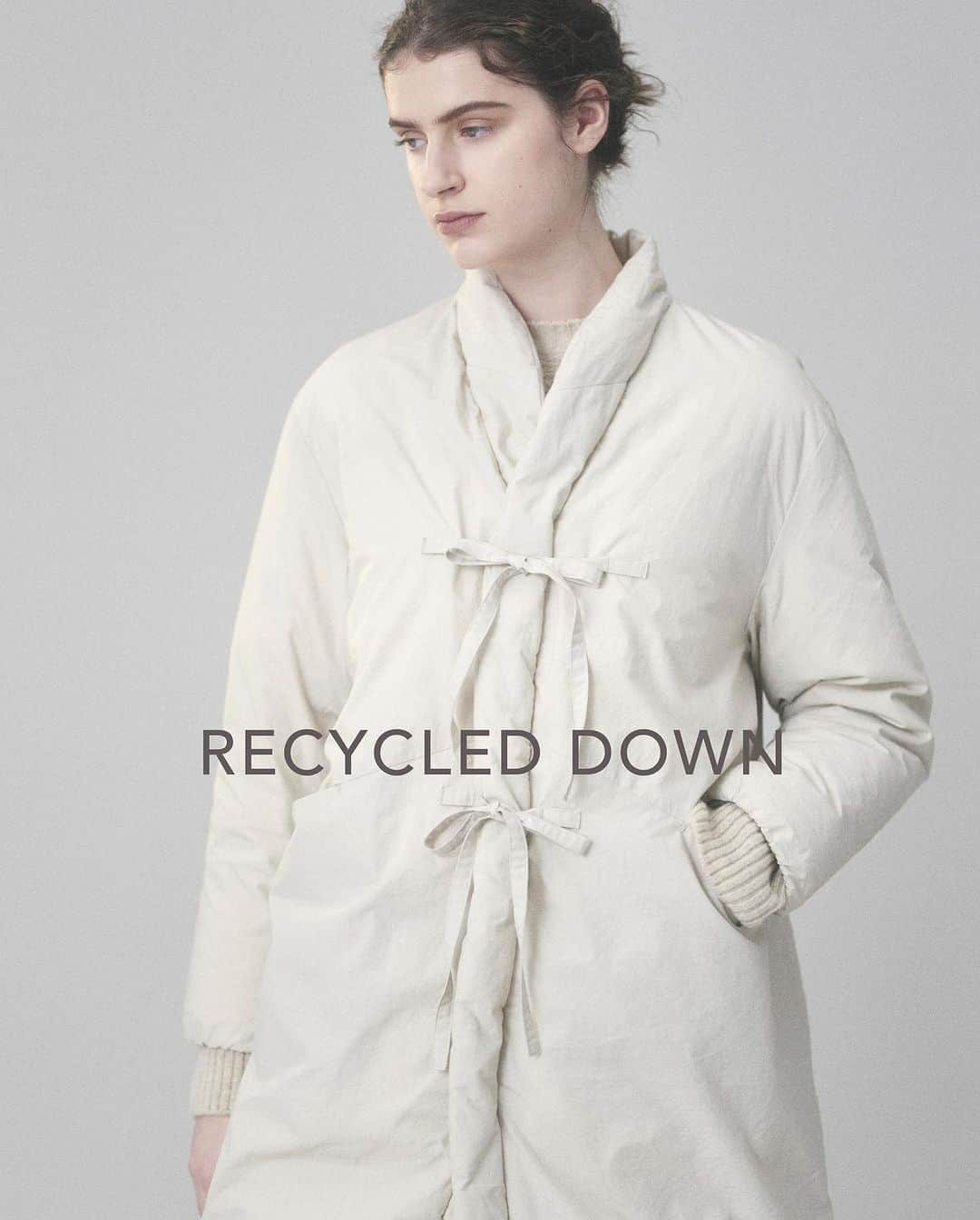 pas de calais -パドカレ-のインスタグラム：「•  pas de calais  Recycled Down Coat  国内で使用された羽毛製品を回収。 繰り返し使用できる高品質な天然素材として 生まれ変わります。 @pasdecalais_story   •Down Coat (No.9233) Ivory, Khaki, Black 81,400yen (近日入荷予定) •Pants (No.8352) Ivory, Navy 34,100yen  #pasdecalais  #pasdecalais_offical_jp  #パドカレ #recycled  #down #23aw #outer」