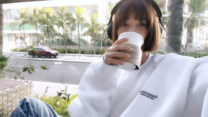 のインスタグラム：「. ここのソイラテが好き❤️ そんでもってSONYの🎧最高！」