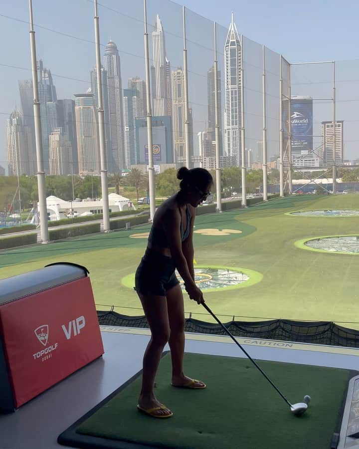 奥野彩加のインスタグラム：「🏌️‍♀️✨💛🤓 #golf #dubai #ゴルフ #ゴルフ女子 #ドバイ #テニス」