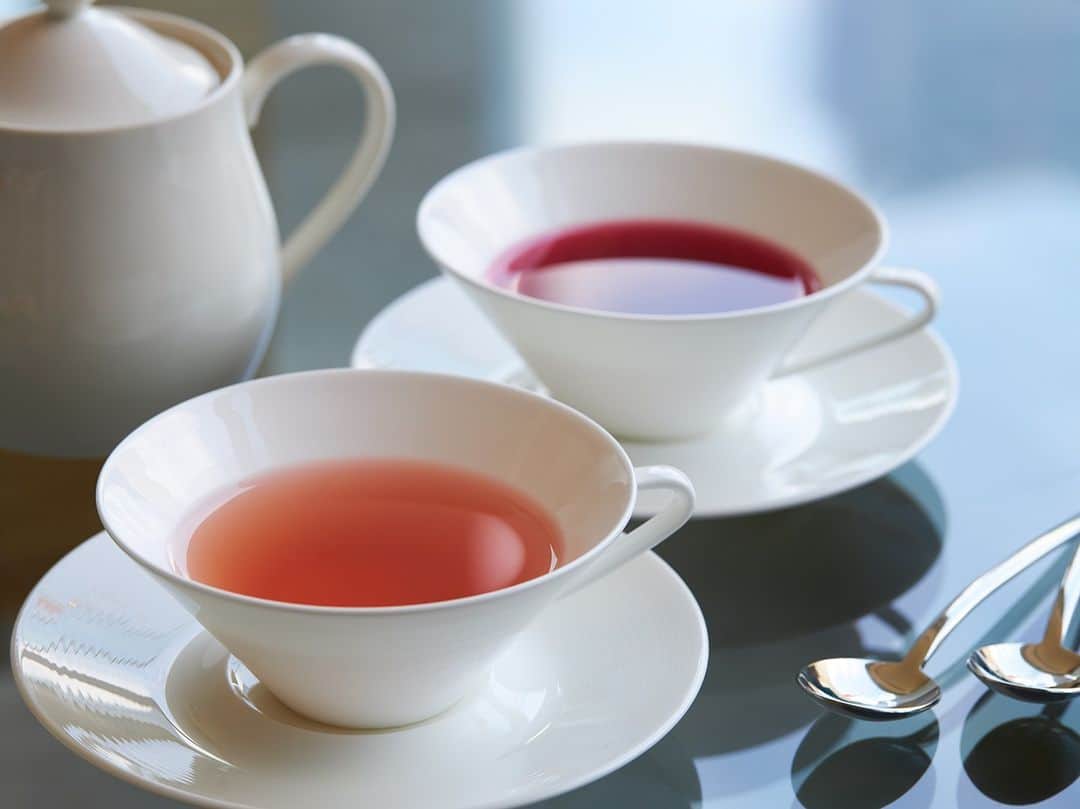 ザ・プリンス パークタワー東京のインスタグラム：「11月1日は「紅茶の日」。 1983年に日本紅茶協会により定められました。  ザ・プリンス パークタワー東京の「ロビーラウンジ」は、日本紅茶協会より『おいしい紅茶の店』に認定されています。  紅茶の香りに癒やされる、優雅なティータイムを楽しんでみてはいかがでしょう。  November 1st marks "Tea Day" here in Japan – a tradition established by the Japan Tea Association back in 1983.  The Prince Park Tower Tokyo's Lobby Lounge is recognised as a "Destination of Delicious Teas" by the Japan Tea Association, and we proudly agree.  Indulge in a refined little afternoon break, where the soothing fragrance of herbal tea transports you to a realm of pure relaxation and elegance.  Share your own images with us by tagging @princeparktowertokyo —————————————————————  #theprinceparktowertokyo #tokyotower #teatime #lobbylounge #hotellounge #ThePreferredLife #ザプリンスパークタワー東京 #紅茶の日 #ホテルラウンジ」