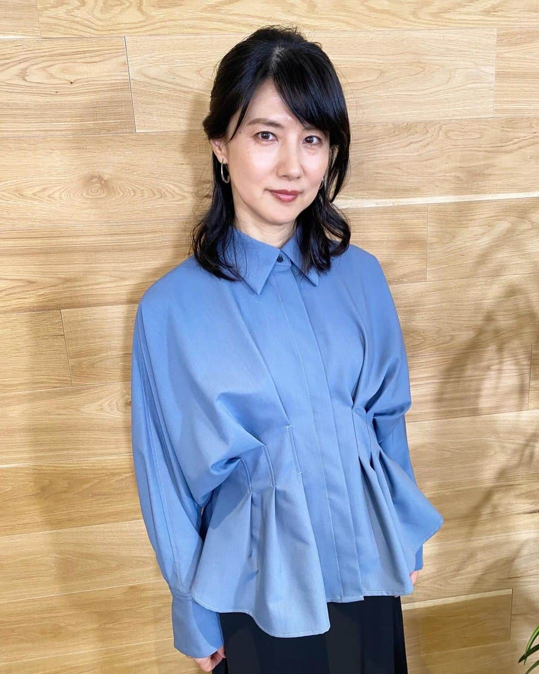 中江有里さんのインスタグラム写真 - (中江有里Instagram)「YouTube番組「芸能界読書部」  MC・部長は、読書好き芸人・ティモンディの前田裕太さん。 芸能界に読書の輪を広げていく、という番組に呼んでいただきました。  本の話、野球の話、楽しかったです。  YouTubeリンクはストーリーズ、ハイライトに貼りました。  blouse & skirt  @limue_official  accessory  @phoebe_official  #中江有里」11月1日 12時02分 - yurinbow1226