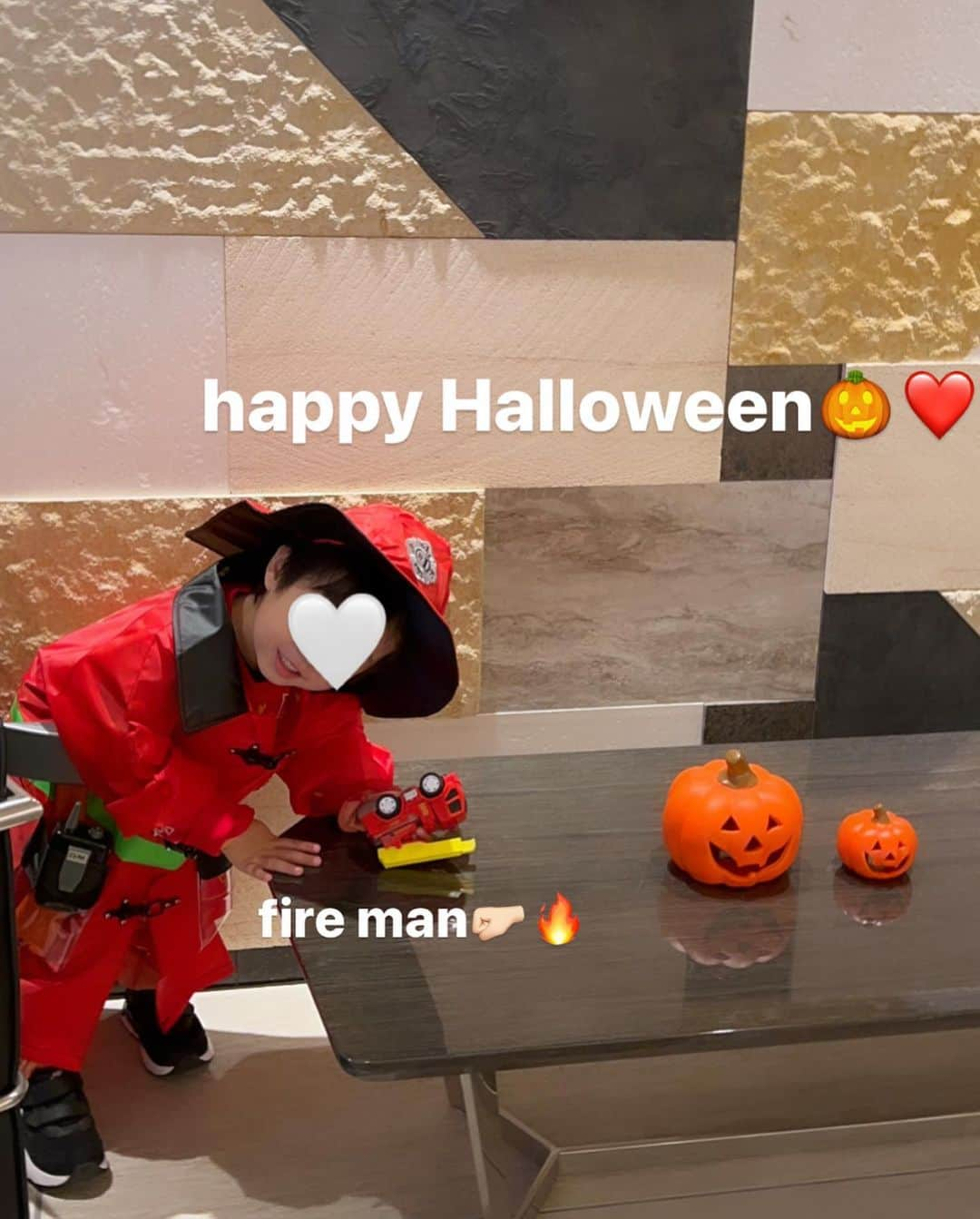 得あゆさんのインスタグラム写真 - (得あゆInstagram)「happy Halloween🎃👻2023❤️  1枚目のお肉の写真はローストビーフ🥩 4枚目の子供のご飯は、グルテンフリー麺🍝 米粉を使いグレープシートオイルで揚げ焼きエビフライ🍤 ほんの少し健康を意識しました。笑  2歳半になって、ハロウィンこれ着たいって しっかり自我が芽生えている事に感動🥺✨ (去年は親に着せられてたのにwwwwww)  念願の消防士さん👩‍🚒とポリス👮🏼‍♀️になれて 相当嬉しかったのか、 今日も仮装してスクールに行くと言いだしてましたw 来年は何着たいって言うかなー？楽しみです🥹❤️  ・ ・ ・ ・ ・ ・ ・ ・ ・ ・ ・ ・ ・ ・ ・ ・ ・ ・ ・ ・ ・ ・ ・ ・ ・ ・ ・ ・ ・  #happyhalloween#halloween#halloweencostume#halloweenfood #ハロウィン#ハロウィンコスプレ#ハロウィンごはん#ハロウィンパーティー#ハロウィン仮装#仮装#ポリス#消防車#消防士#はたらくくるま#2歳#2歳児ごはん#2歳男の子#男の子ママ#子育てママ#グレープシードオイル#ヘルシーごはん#おうちごはん#ハロウィンスイーツ#2歳児ママ#男の子コーデ#fireman#家族ごはん#お肉大好き#肉食女子#肉料理」11月1日 12時02分 - tokuayu819