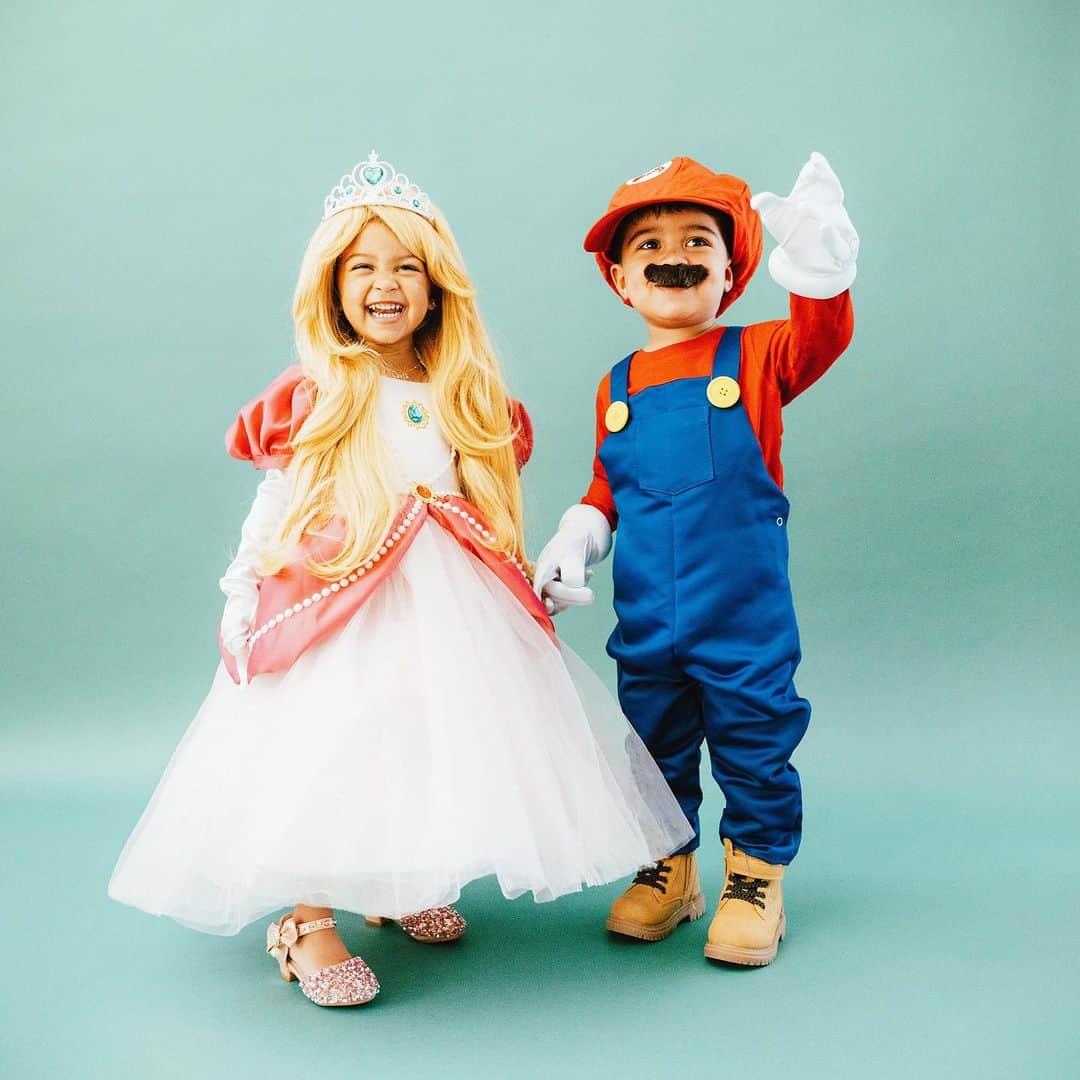 アッシャーのインスタグラム：「The Raymond’s Take Halloween 🎃😅」