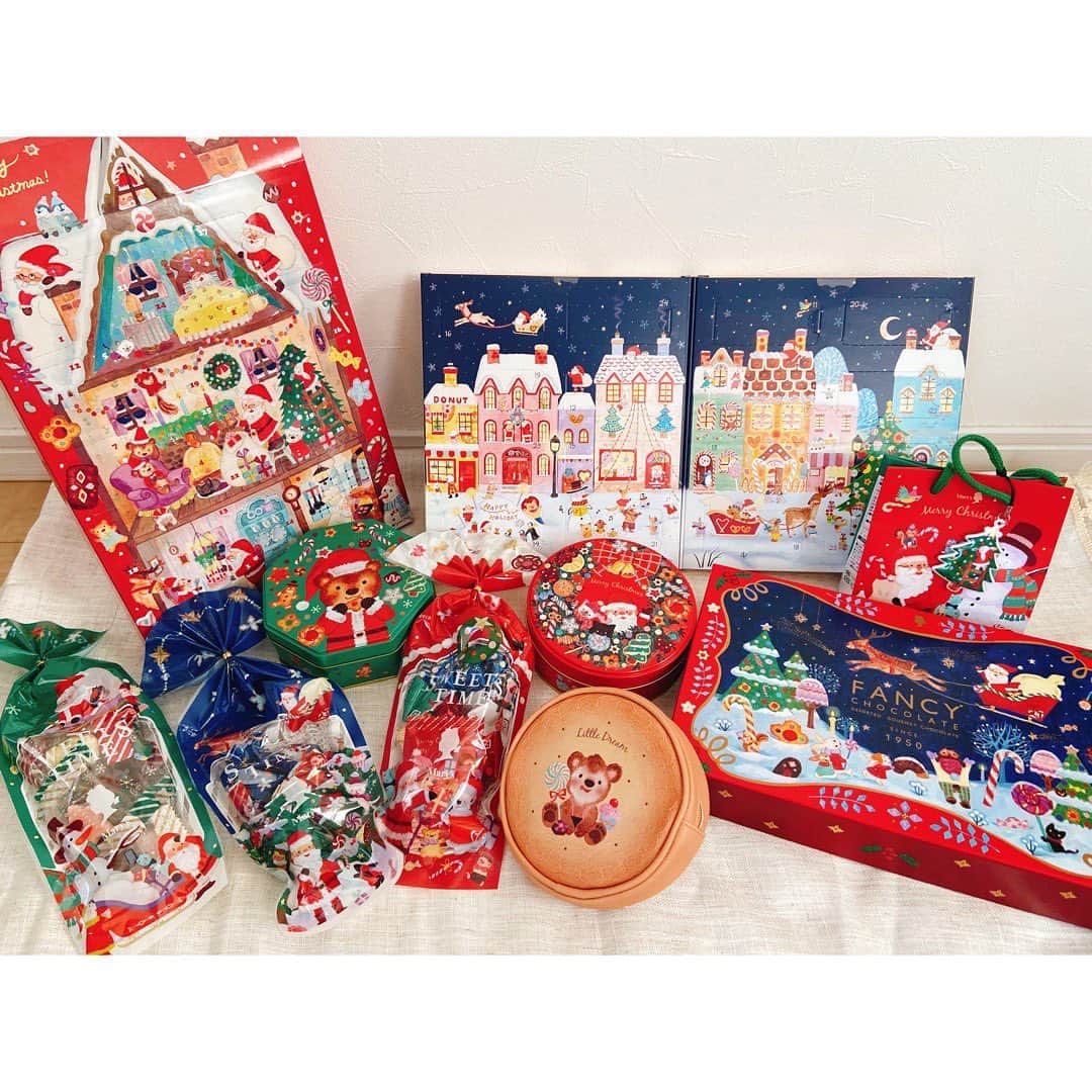 おおで ゆかこのインスタグラム：「メリーチョコレート2023年クリスマスパッケージのイラストを今年も担当させて頂きました！ 12/11から使えるブック型アドベントカレンダーやクッキー型ポーチ、缶入りチョコレートなど、今年は大幅リニューアルしてます🎄✨ わくわくするホリデーシーズンをイメージしました❄️ mary.co.jp/mary/xmas/  music: Snow Dept.  お借りしました。音量注意です！」