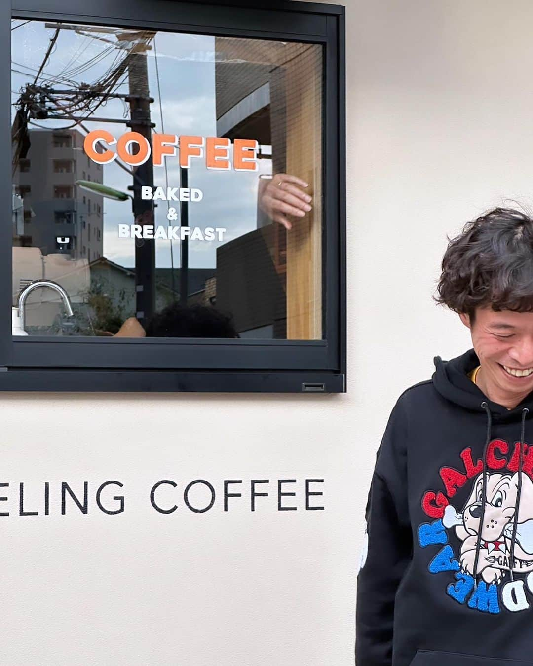 渡邊孝平さんのインスタグラム写真 - (渡邊孝平Instagram)「石井くんのカフェに遊びにいったよ☕️ 窓越しに楽しく喋ってたのに、ほんとに軽い下ネタ言ったら窓閉められたよ⤵︎  コーヒーとクッキー🍪☕️はデリボン（デリシャスボンバー）よ」11月1日 12時03分 - nabe2000