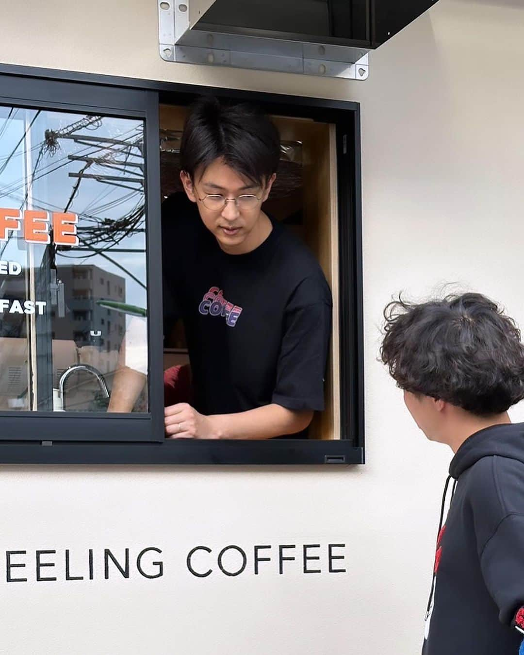 渡邊孝平さんのインスタグラム写真 - (渡邊孝平Instagram)「石井くんのカフェに遊びにいったよ☕️ 窓越しに楽しく喋ってたのに、ほんとに軽い下ネタ言ったら窓閉められたよ⤵︎  コーヒーとクッキー🍪☕️はデリボン（デリシャスボンバー）よ」11月1日 12時03分 - nabe2000