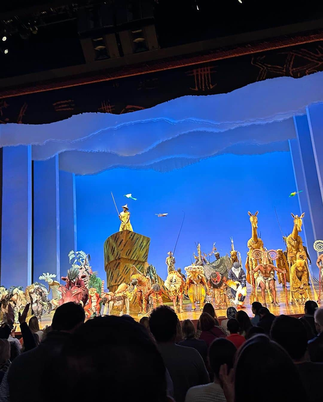 MARIさんのインスタグラム写真 - (MARIInstagram)「THE LION KING🦁💛✨✨  I was really moved by the wonderful musical.I was really fascinated by the colorful beauty of Savannah and the overwhelming performance.It was very wonderful.  The Lion King should definitely be seen on Broadway!It was absolutely wonderful!✨  And surprisingly, I was able to meet Vincent Jamal Hooper, who plays the leading role of Simba in Lion King, and Davis Matthews, who plays the child role of Simba!🦁✨ I was really happy that they treated me very kindly!😭✨ I got your autograph and it became a really happy day! ✍️✨✨  ライオンキング、本当に最高🦁✨⭐️ サバンナの美しさが本当に綺麗に表現されていてとても 感動しました✨✨  動物はもちろん、草、木の生き生きした姿とか、 太陽と月の光　夕日や朝日🌅　本当に美しかった🥹✨  そしてなんと😭大人シンバ役のVincent Jamal Hooperさんと、子役シンバのDavis Matthewsくんに会うことができました😭😭✨✨  嬉しすぎる、もうほんと感動でした😭✨✨  Thank you so much for the wonderful memories!✍️  #thelionking  #thelionkingmusical  #broadwaymusicals #newyork #🗽🗽🗽🗽🇺🇸🇺🇸🇺🇸🇺🇸🇺🇸」11月1日 11時58分 - lovexxy0