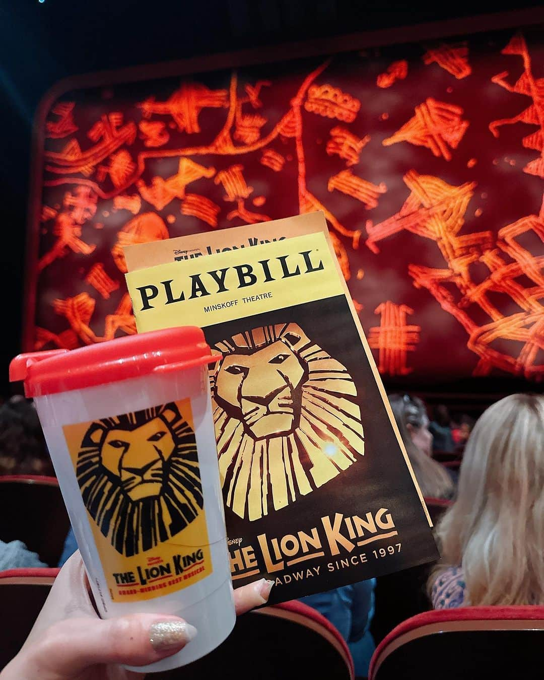 MARIさんのインスタグラム写真 - (MARIInstagram)「THE LION KING🦁💛✨✨  I was really moved by the wonderful musical.I was really fascinated by the colorful beauty of Savannah and the overwhelming performance.It was very wonderful.  The Lion King should definitely be seen on Broadway!It was absolutely wonderful!✨  And surprisingly, I was able to meet Vincent Jamal Hooper, who plays the leading role of Simba in Lion King, and Davis Matthews, who plays the child role of Simba!🦁✨ I was really happy that they treated me very kindly!😭✨ I got your autograph and it became a really happy day! ✍️✨✨  ライオンキング、本当に最高🦁✨⭐️ サバンナの美しさが本当に綺麗に表現されていてとても 感動しました✨✨  動物はもちろん、草、木の生き生きした姿とか、 太陽と月の光　夕日や朝日🌅　本当に美しかった🥹✨  そしてなんと😭大人シンバ役のVincent Jamal Hooperさんと、子役シンバのDavis Matthewsくんに会うことができました😭😭✨✨  嬉しすぎる、もうほんと感動でした😭✨✨  Thank you so much for the wonderful memories!✍️  #thelionking  #thelionkingmusical  #broadwaymusicals #newyork #🗽🗽🗽🗽🇺🇸🇺🇸🇺🇸🇺🇸🇺🇸」11月1日 11時58分 - lovexxy0