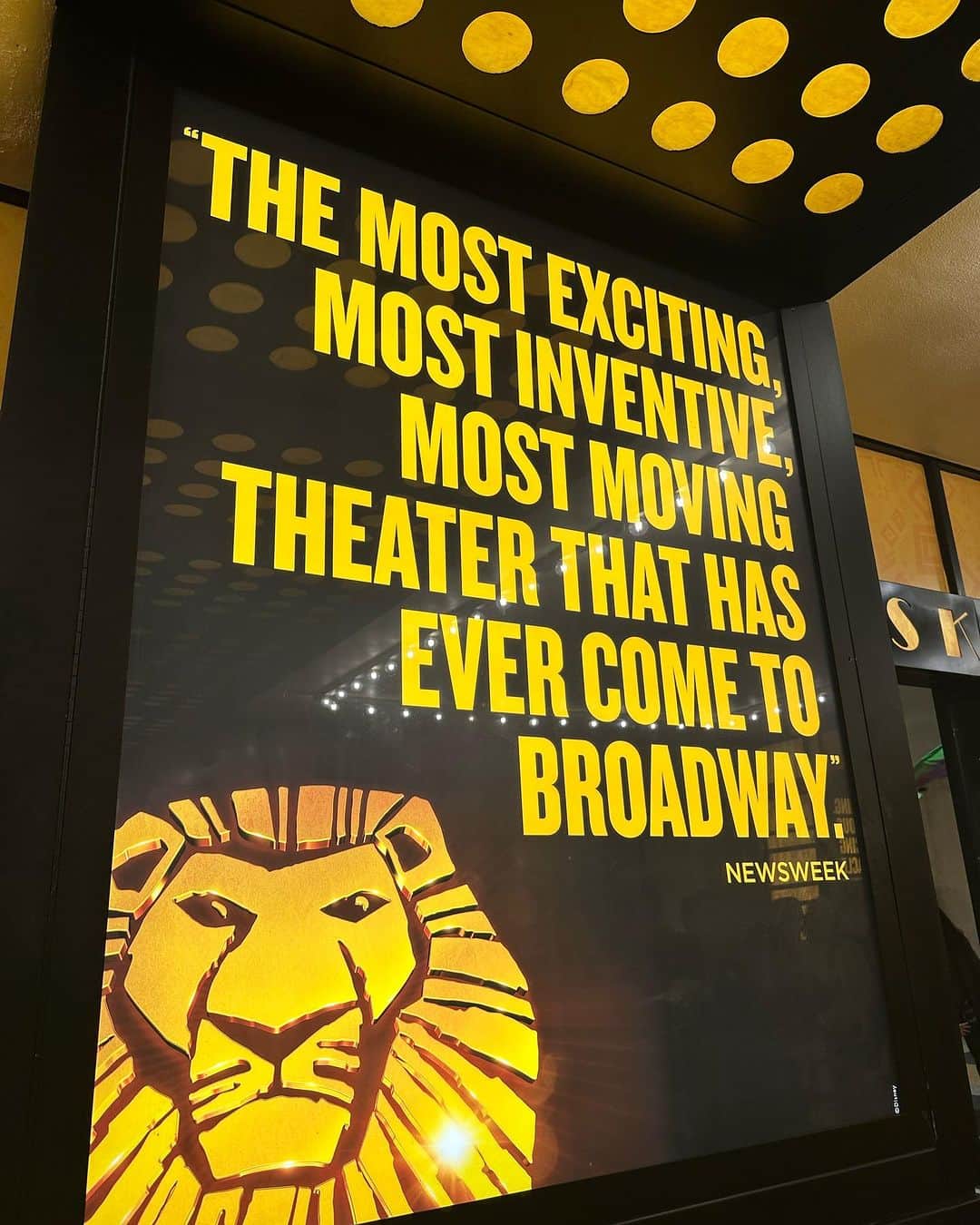 MARIさんのインスタグラム写真 - (MARIInstagram)「THE LION KING🦁💛✨✨  I was really moved by the wonderful musical.I was really fascinated by the colorful beauty of Savannah and the overwhelming performance.It was very wonderful.  The Lion King should definitely be seen on Broadway!It was absolutely wonderful!✨  And surprisingly, I was able to meet Vincent Jamal Hooper, who plays the leading role of Simba in Lion King, and Davis Matthews, who plays the child role of Simba!🦁✨ I was really happy that they treated me very kindly!😭✨ I got your autograph and it became a really happy day! ✍️✨✨  ライオンキング、本当に最高🦁✨⭐️ サバンナの美しさが本当に綺麗に表現されていてとても 感動しました✨✨  動物はもちろん、草、木の生き生きした姿とか、 太陽と月の光　夕日や朝日🌅　本当に美しかった🥹✨  そしてなんと😭大人シンバ役のVincent Jamal Hooperさんと、子役シンバのDavis Matthewsくんに会うことができました😭😭✨✨  嬉しすぎる、もうほんと感動でした😭✨✨  Thank you so much for the wonderful memories!✍️  #thelionking  #thelionkingmusical  #broadwaymusicals #newyork #🗽🗽🗽🗽🇺🇸🇺🇸🇺🇸🇺🇸🇺🇸」11月1日 11時58分 - lovexxy0