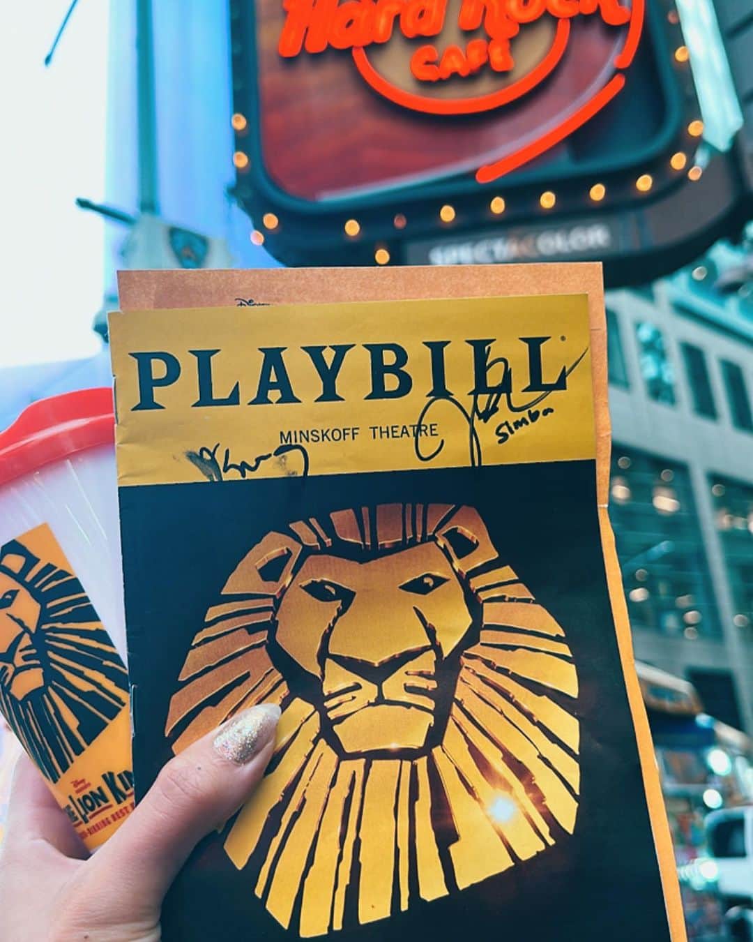 MARIさんのインスタグラム写真 - (MARIInstagram)「THE LION KING🦁💛✨✨  I was really moved by the wonderful musical.I was really fascinated by the colorful beauty of Savannah and the overwhelming performance.It was very wonderful.  The Lion King should definitely be seen on Broadway!It was absolutely wonderful!✨  And surprisingly, I was able to meet Vincent Jamal Hooper, who plays the leading role of Simba in Lion King, and Davis Matthews, who plays the child role of Simba!🦁✨ I was really happy that they treated me very kindly!😭✨ I got your autograph and it became a really happy day! ✍️✨✨  ライオンキング、本当に最高🦁✨⭐️ サバンナの美しさが本当に綺麗に表現されていてとても 感動しました✨✨  動物はもちろん、草、木の生き生きした姿とか、 太陽と月の光　夕日や朝日🌅　本当に美しかった🥹✨  そしてなんと😭大人シンバ役のVincent Jamal Hooperさんと、子役シンバのDavis Matthewsくんに会うことができました😭😭✨✨  嬉しすぎる、もうほんと感動でした😭✨✨  Thank you so much for the wonderful memories!✍️  #thelionking  #thelionkingmusical  #broadwaymusicals #newyork #🗽🗽🗽🗽🇺🇸🇺🇸🇺🇸🇺🇸🇺🇸」11月1日 11時58分 - lovexxy0