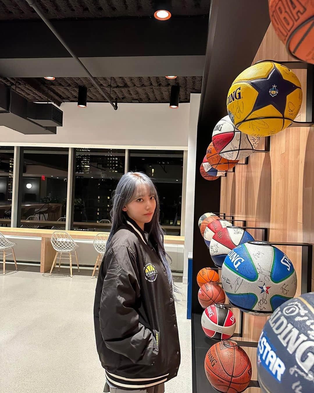 宮脇咲良さんのインスタグラム写真 - (宮脇咲良Instagram)「Let’s play gaaaaaaame🏀  Thanks @nba  #LE_SSERAFIMxNBA   @nbastore @staplepigeon」11月1日 11時59分 - 39saku_chan