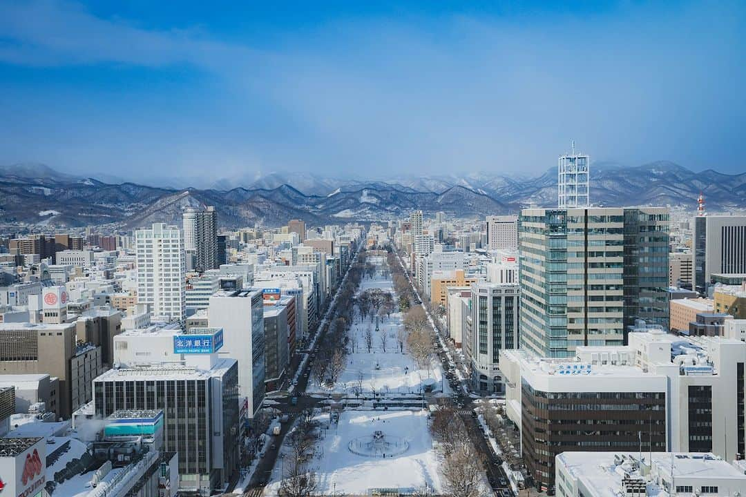 北海道じゃらん【公式】さんのインスタグラム写真 - (北海道じゃらん【公式】Instagram)「＼期間限定！函館・登別・札幌を巡れるじゃらんnetクーポン配布中／ 北海道観光は道南発がおトク！  今なら函館～登別～札幌を結ぶ「北海道ドラマティックロード（@hokkaidodramaticroad_cp）」の周遊をおトクに楽しめる、じゃらんnetのダイナミックパッケージ予約に使えるクーポンを配布中♪ 交通と宿泊をセットで予約しておトクに北海道観光を楽しもう！ 詳細はじゃらんnet TOPページ『ふるさとキャンペーンお得クーポンで旅にでよう！』バナーから北海道エリアページをチェック！  ※クーポンは予約数に限りがあるため、期間内でも配布終了をする可能性がございます ※詳細はクーポン獲得ページ内の獲得条件を必ずご確認ください [クーポン獲得可能期間]　2023/11/1（水）～2024/1/4(木） [予約期間]　2023/11/1（水）～2024/2/28（水） [出発対象期間]　2023/11/2（木）～2024/2/29（木） [クーポン使用条件] ・JALじゃらんパック、ANAじゃらんパックに使用できるクーポン ・往路便の到着空港が函館空港となる予約限定 ・登別市内もしくは札幌市内の宿泊施設予約限定 ・北海道外在住の予約者限定  ＼最大10,000円のQUOカードが抽選で当たるレシートキャンペーンも！／ 函館・登別・札幌で買い物をしたレシートで応募すると最大10,000円分のQUOカードが当たるキャンペーン実施中！ 詳細は、北海道ドラマティックロード公式サイト内「『QUOカード』プレゼントキャンペーン」ページをチェック！  ※詳細や応募規約等はキャンペーンページを必ずご確認ください [キャンペーン期間]　2023/10/20（金）～2024/1/31（水）申込分まで [応募対象]　キャンペーン期間内に函館・登別・札幌を2市以上周遊いただいた方 [応募方法]　函館・登別・札幌を巡っていただき、各市内の観光移設や宿泊施設、飲食店、お土産などを購入したレシートを使って専用応募フォームから応募  【写真】 ■2枚目：#五稜郭公園（函館市） ■3枚目：#鬼火の路（登別市） ■4枚目：#大通公園（札幌市）  #北海道じゃらん #じゃらんnet #JALじゃらんパック #ANAじゃらんパック #北海道 #北海道旅行 #北海道周遊 #函館 #登別 #札幌 #北海道ドラマティックロード #hokkaido #jalannet #hakodate #noboribetsu #sapporo #hokkaidodramaticroad #PR」11月1日 12時00分 - hokkaido_jalan